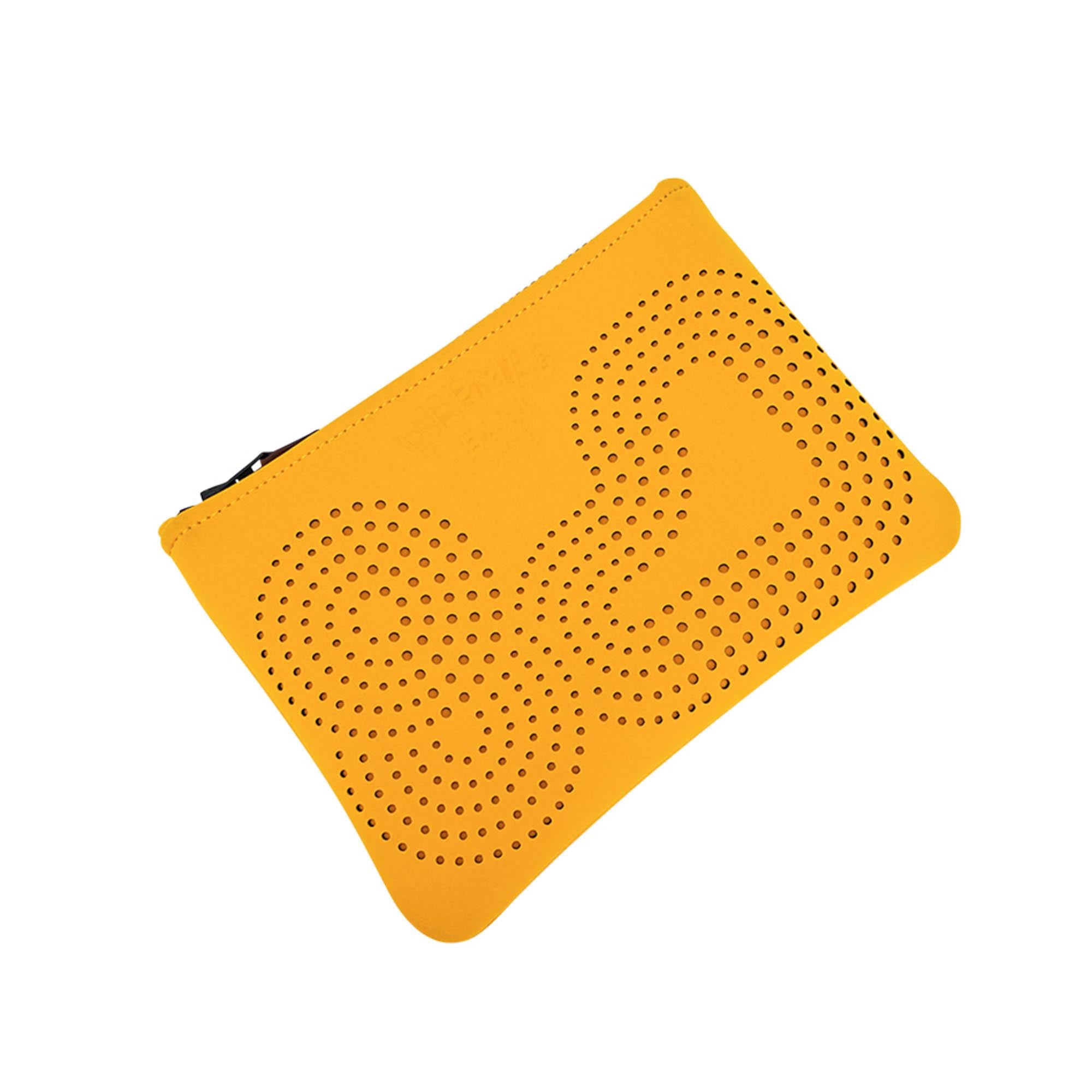 Mightychic bietet ein kleines Hermes Zen au Soleil Neobain Modell Etui in Buton D'Or an.
Entworfen von Gianpaolo Pagni, der sich von Zeichnungen, die Kinder in den Sand zeichnen, oder von den Formen in Zen-Gärten inspirieren ließ.
Hermes Bain Paris
