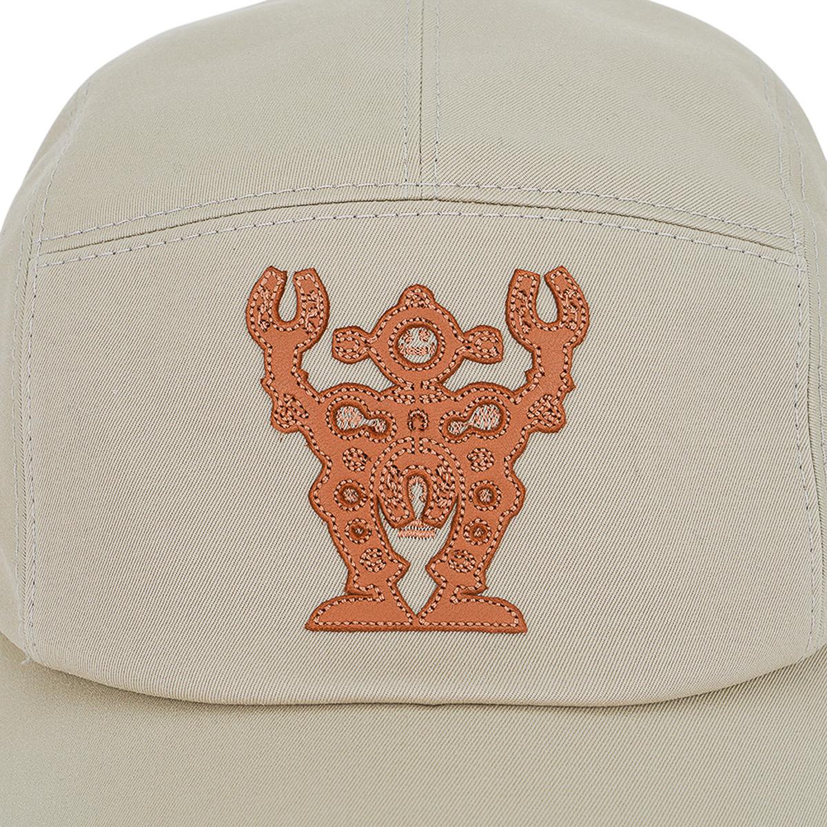 Mightychic offers an Hermes Nevada Hello Mr Farrier cap featured in Corde with Gold lambskin applique.
Tone on tone topstitch.
Cap is 100% cotton.
Adjustable at rear with 2 brushed palladium plated Clou de  Selle snaps. 
NEW or NEVER WORN.
Made in