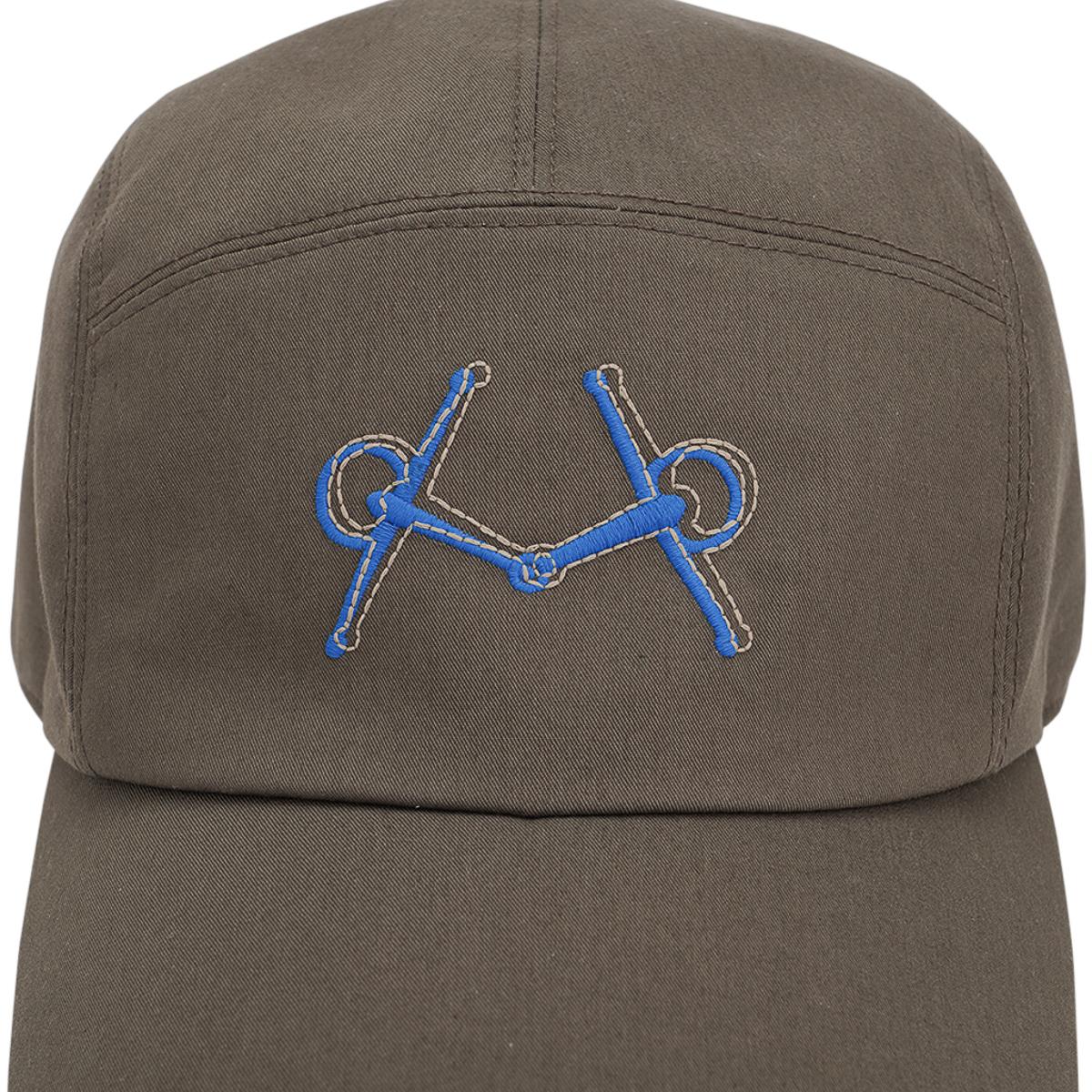 Mightychic offers an Hermes Nevada Mors cap feature in Etoupe.
Blue embroidery with White top stitch at the front of the crown.
Cap is stretch cotton twill, 97% cotton and 3% elastane.
Adjustable at rear with two (2) brushed palladium plated Clou de