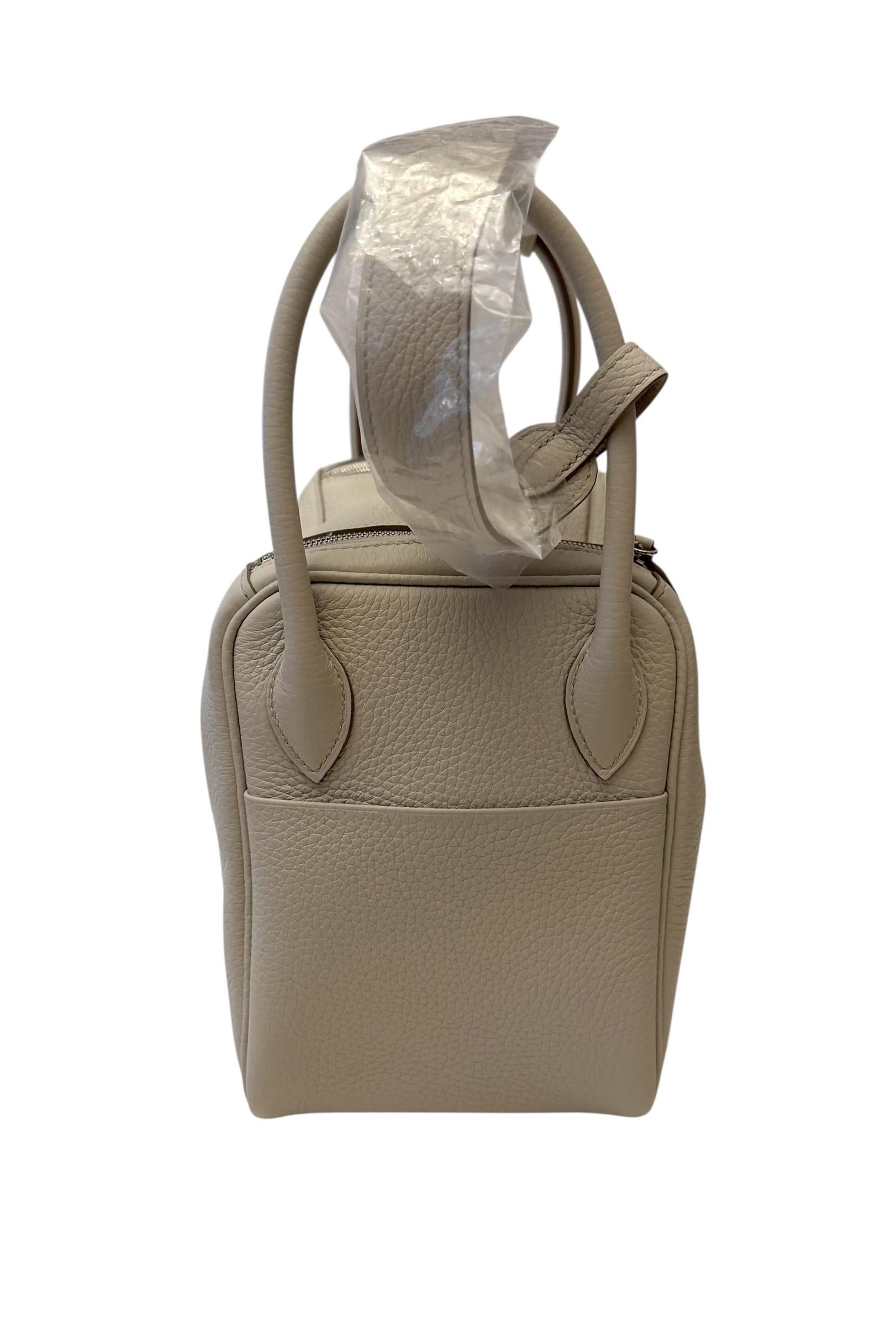 Hermès Sac en cuir Lindy 26 Beton Clemence jamais porté Excellent état - En vente à Geneva, CH