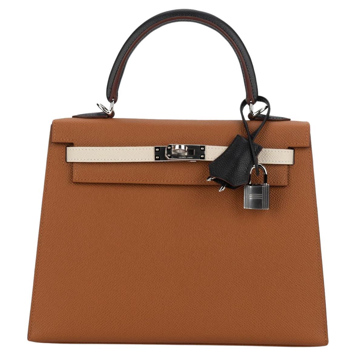 Hermès brand new kelly 25 sellier in epsom leather. Gold, craie,black, blue sapphire and palladium hardware. Handle drop 3
