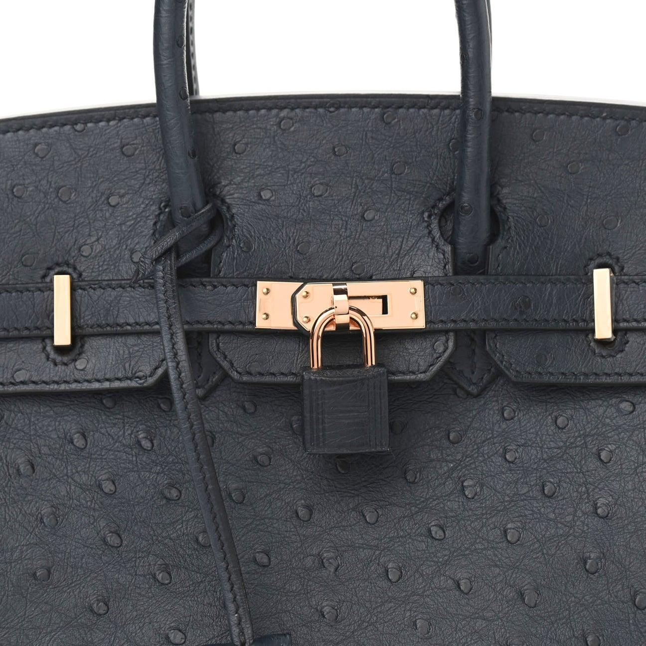 Neuer Condit
Aus der Collection'S 2020
Bleu Indigo
Strauß
Rose Gold Hardware
Maße: 10