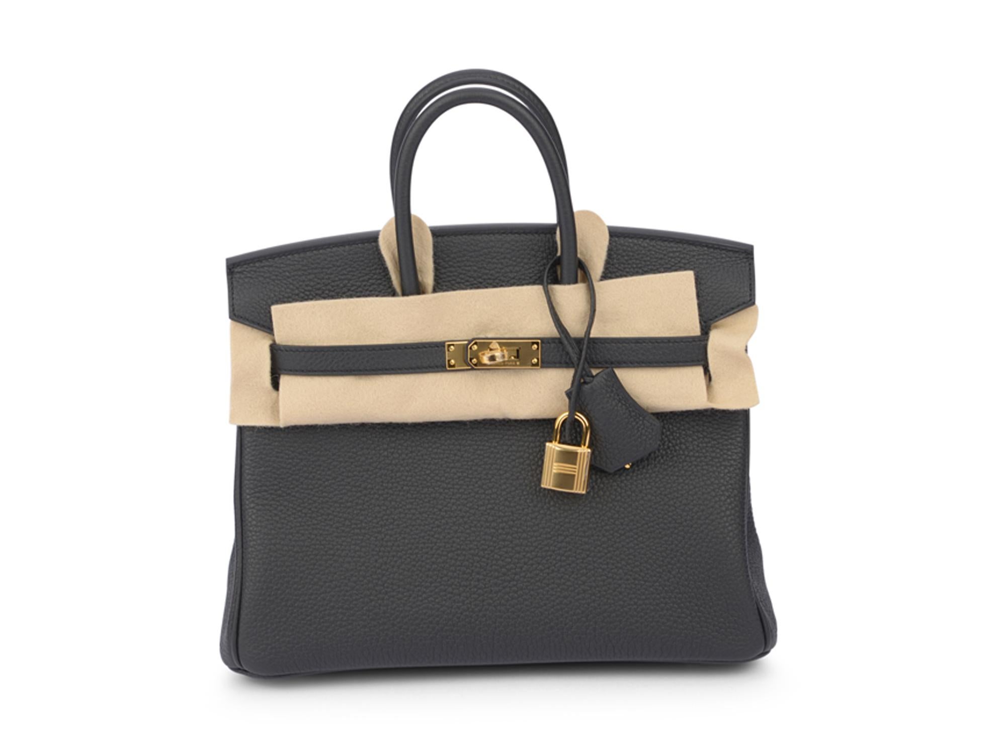 Hermès Birkin 25 crafted of Togo leather in Prussian Blue with palladium hardware. The piece is new and very sought after. Date stamp K for 2025. It comes with the full set: clochette, tirette, lock, 2 keys, booklet, dust covers, box.