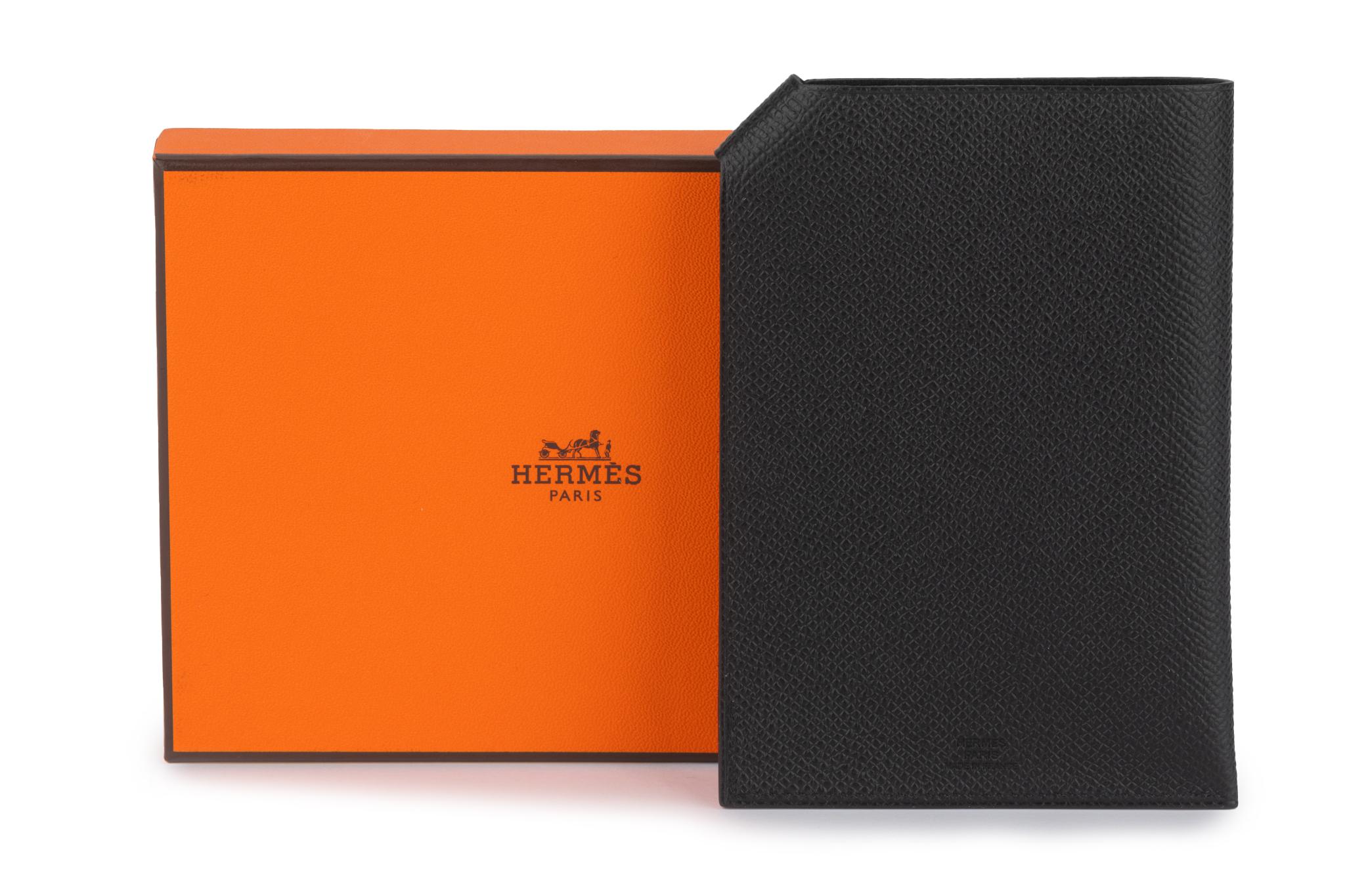 Hermès black Epsom leather passport holder with a Date stamp B. Brand new in unused condition.
Comes with ribbon and original box.