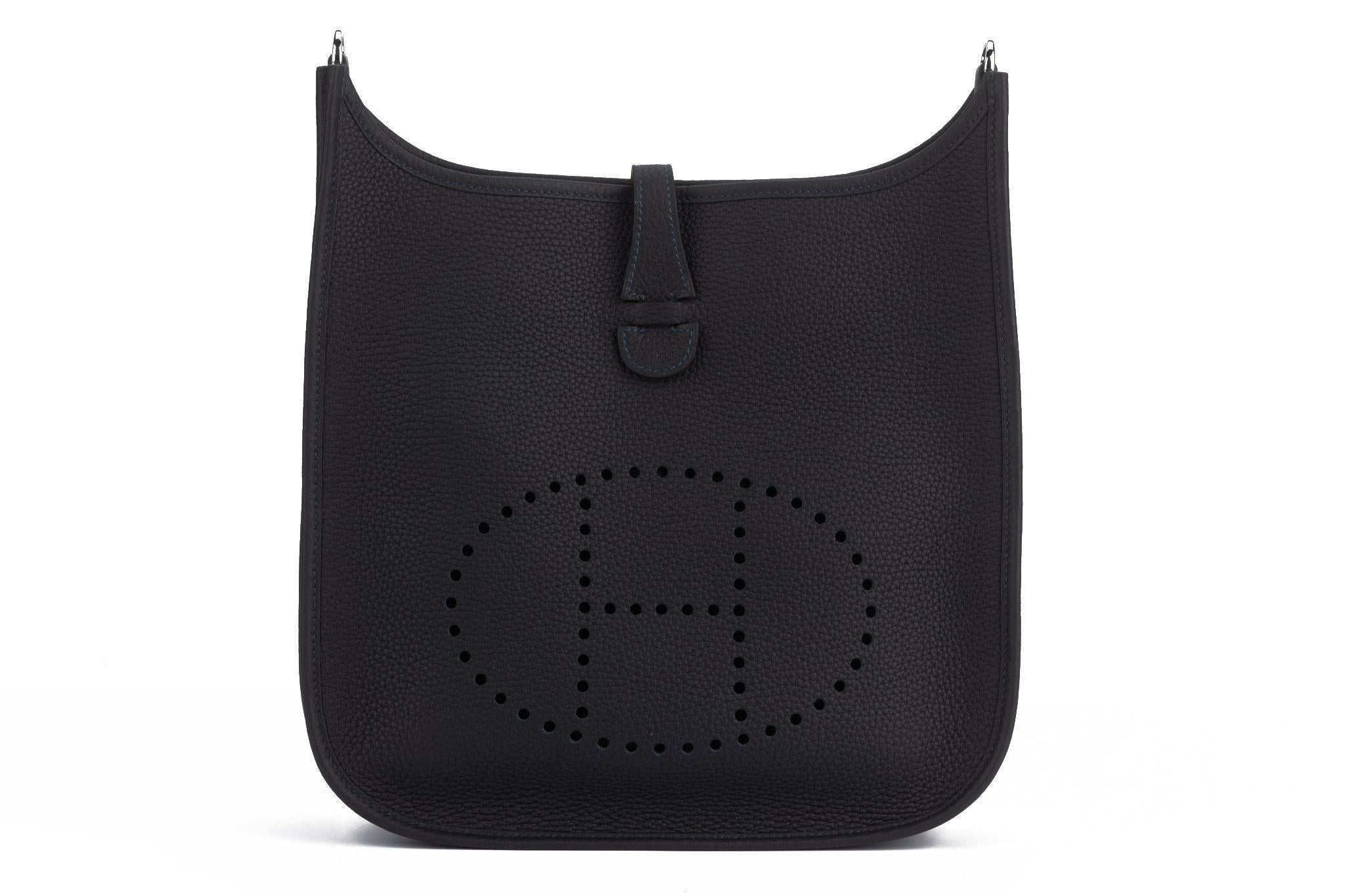 Hermès brandneue schwarze Taurillon Clemence Evelyne PM mit Kontrastband. 
Abnehmbarer und verstellbarer Schulterriemen 19,5