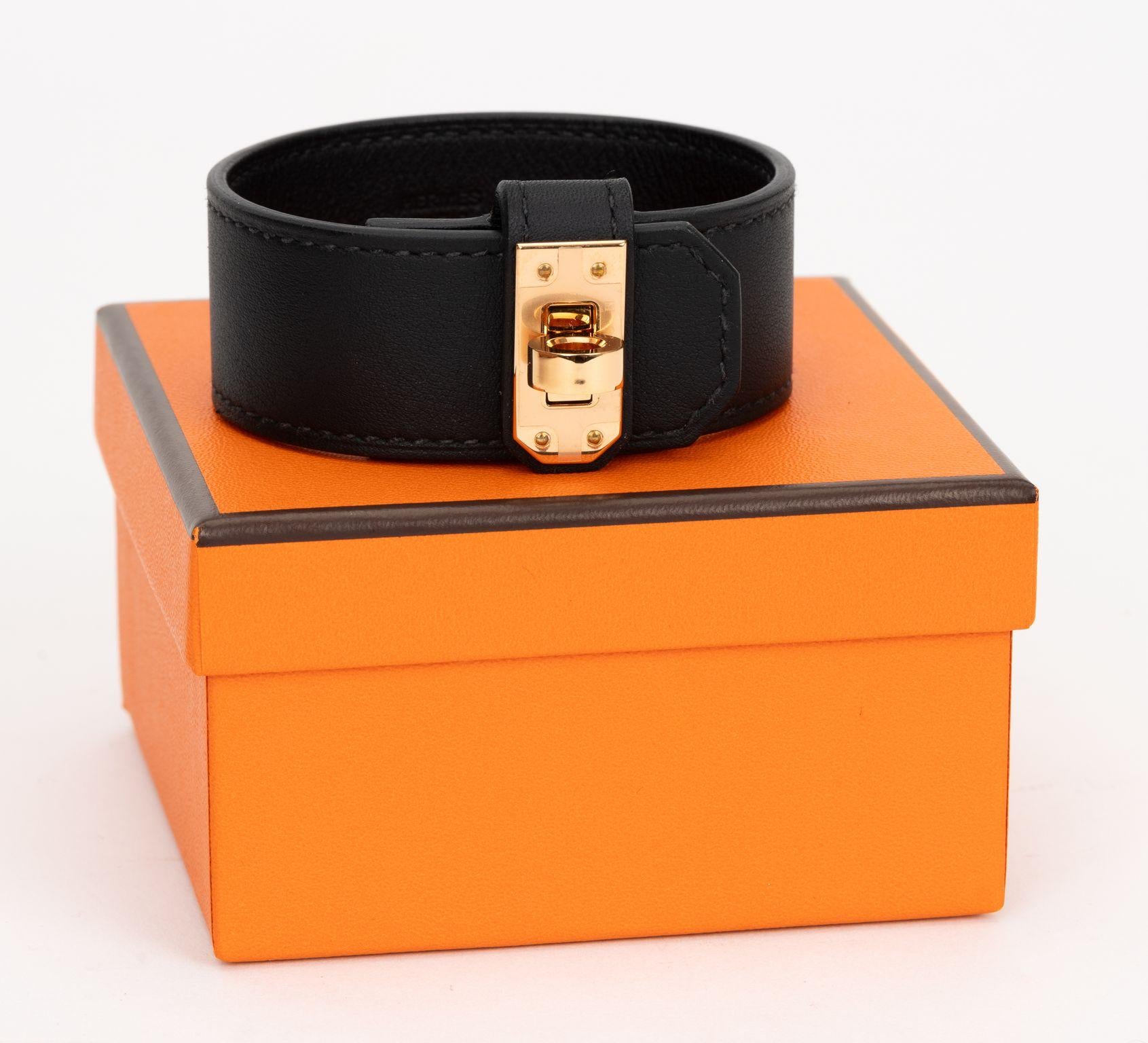 Il nuovo bracciale Kelly Twist di Hermès in pelle Swift nera con finiture in oro rosa. Il timbro con la data B è del 2023. Viene fornito con la copertina originale e la scatola.