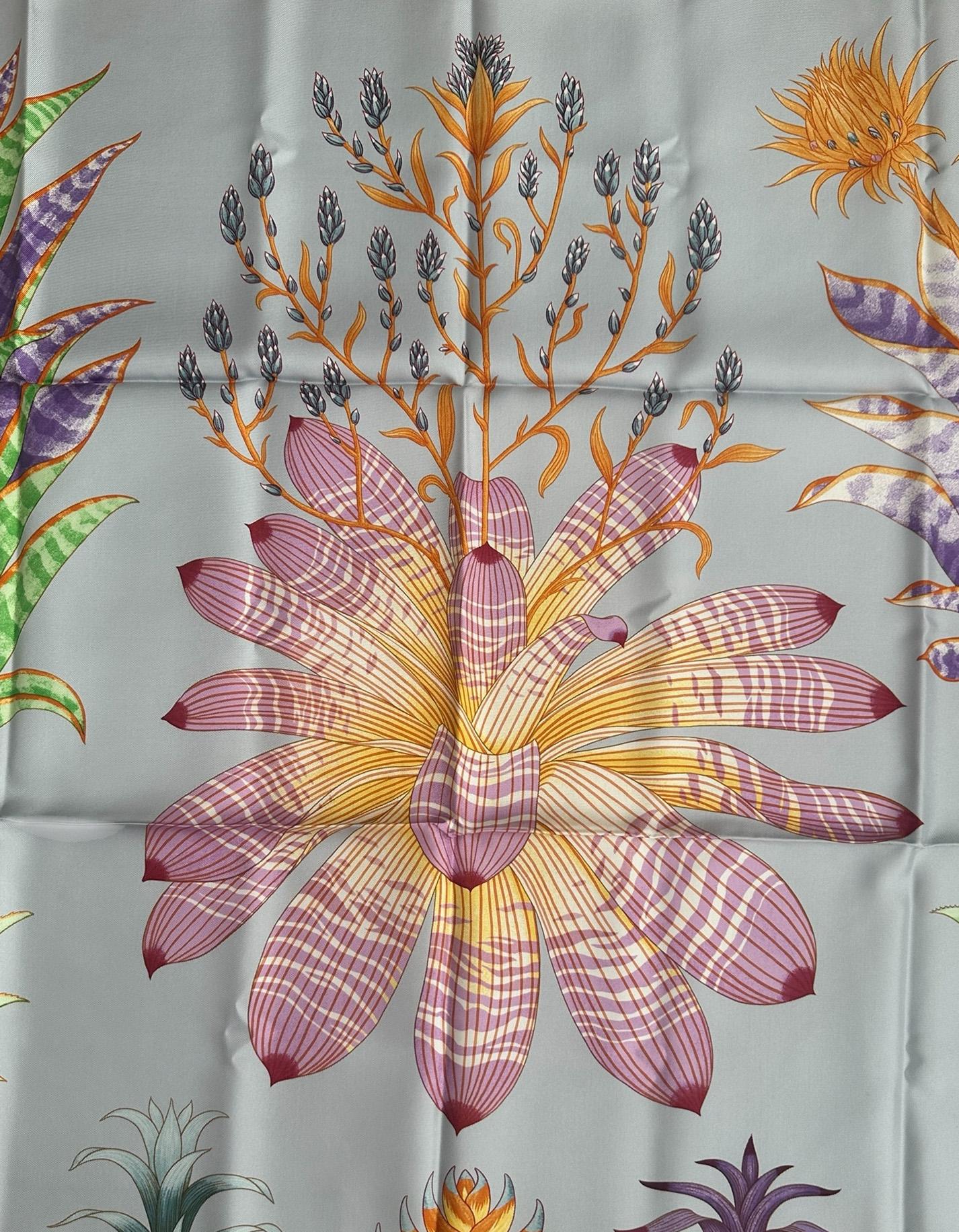 Hermes NEW Bleu Ciel/ Violet Index Bromeliaceae 90cm Sciarpa di seta disegnata da Katie Scott

Prodotto in: Francia
Colore: Bleu Ciel/ Viola
Materiali: 100% seta
Condizioni generali: Eccellente, come nuovo
Include: Etichetta Hermes
Vendita al