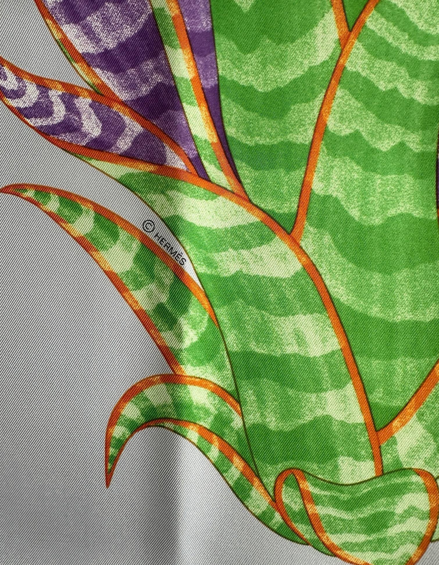 Grigio Hermes NUOVO Sciarpa in seta Bleu Ciel/ Violet Index Bromeliaceae 90cm in vendita