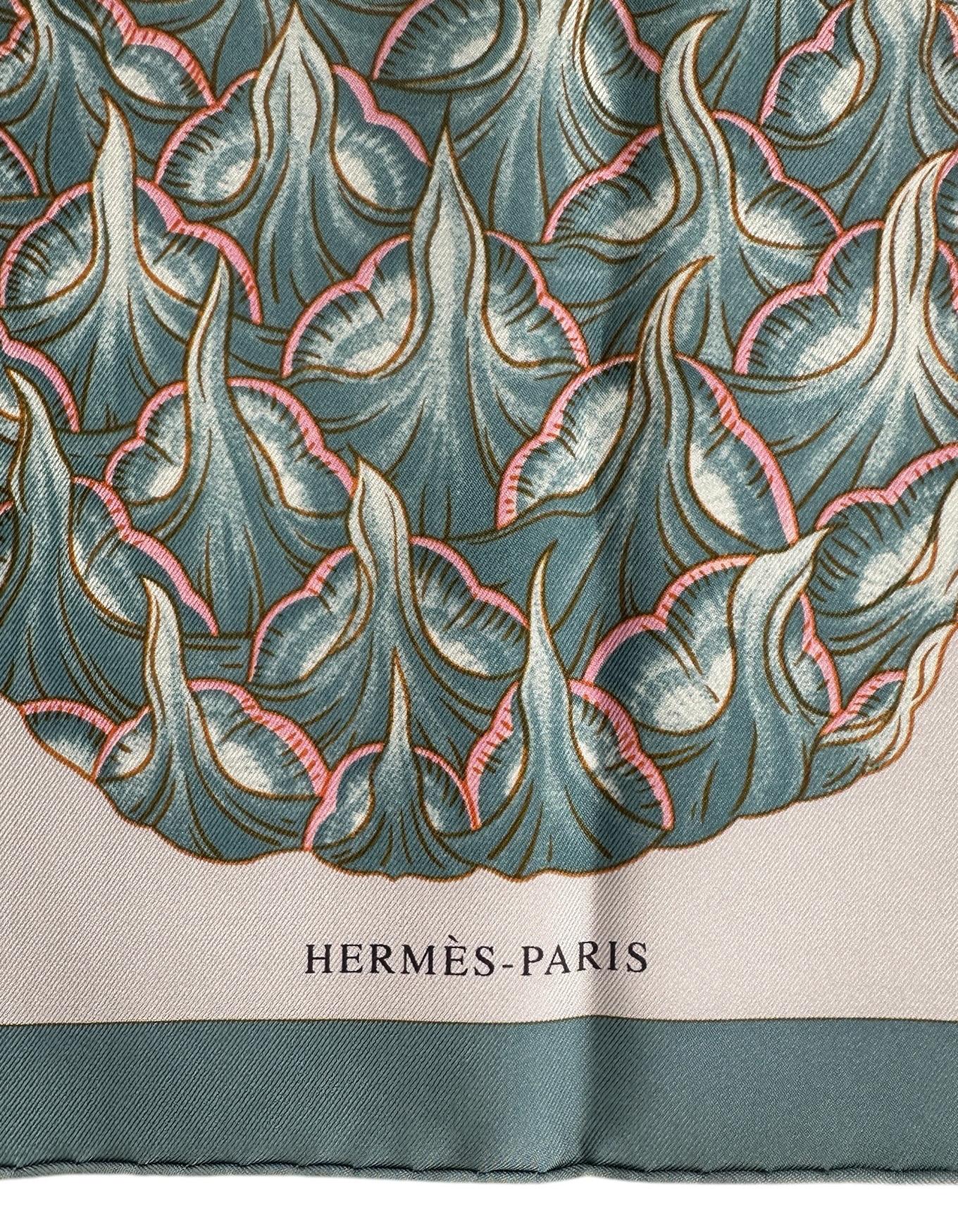 Hermes NUOVO Sciarpa in seta Bleu Ciel/ Violet Index Bromeliaceae 90cm In condizioni Nuovo in vendita a New York, NY