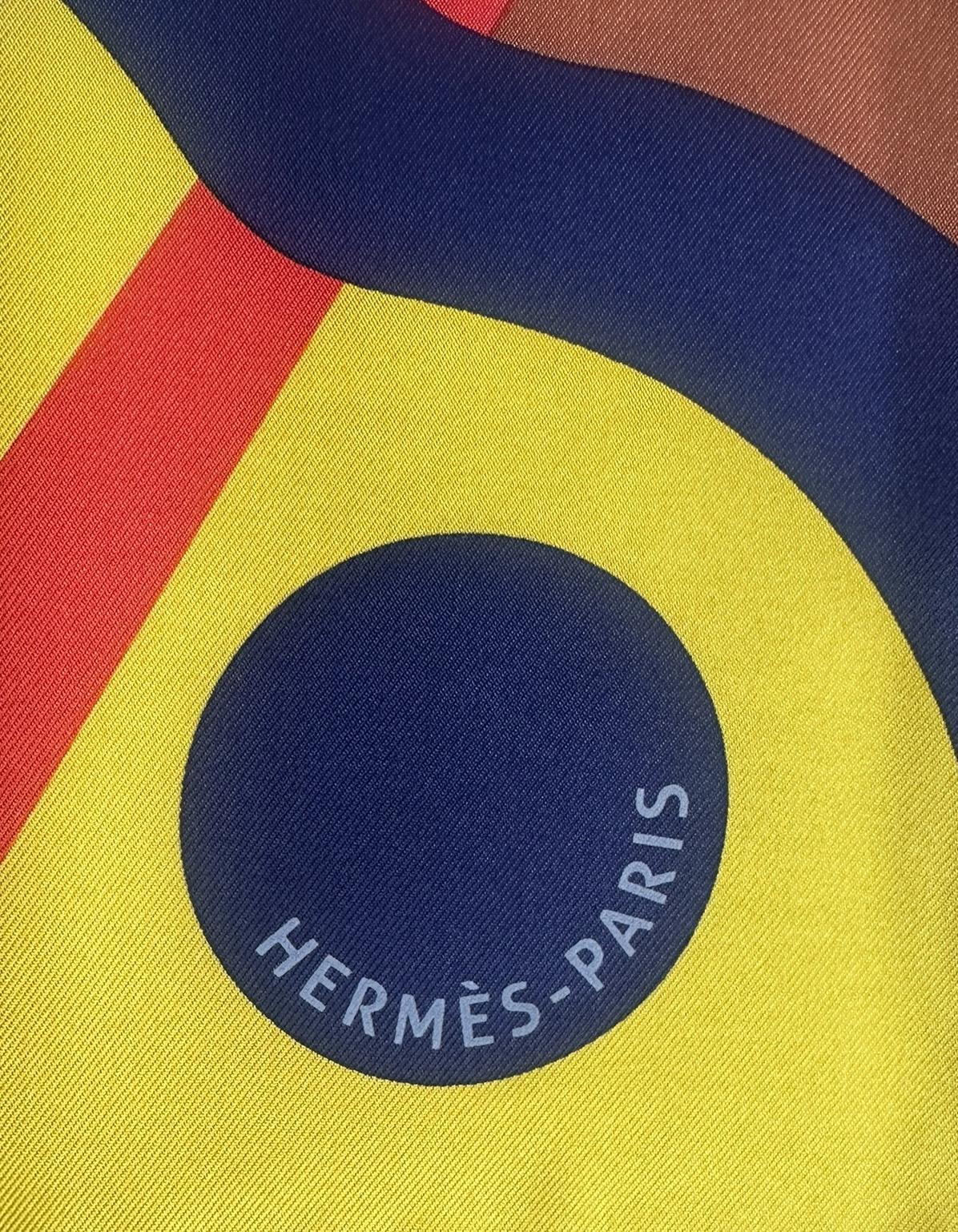 Marrone Hermes NUOVO Bleu Marin/ Jaune Vif Le Reve de Julia Sciarpa di seta 90cm in vendita