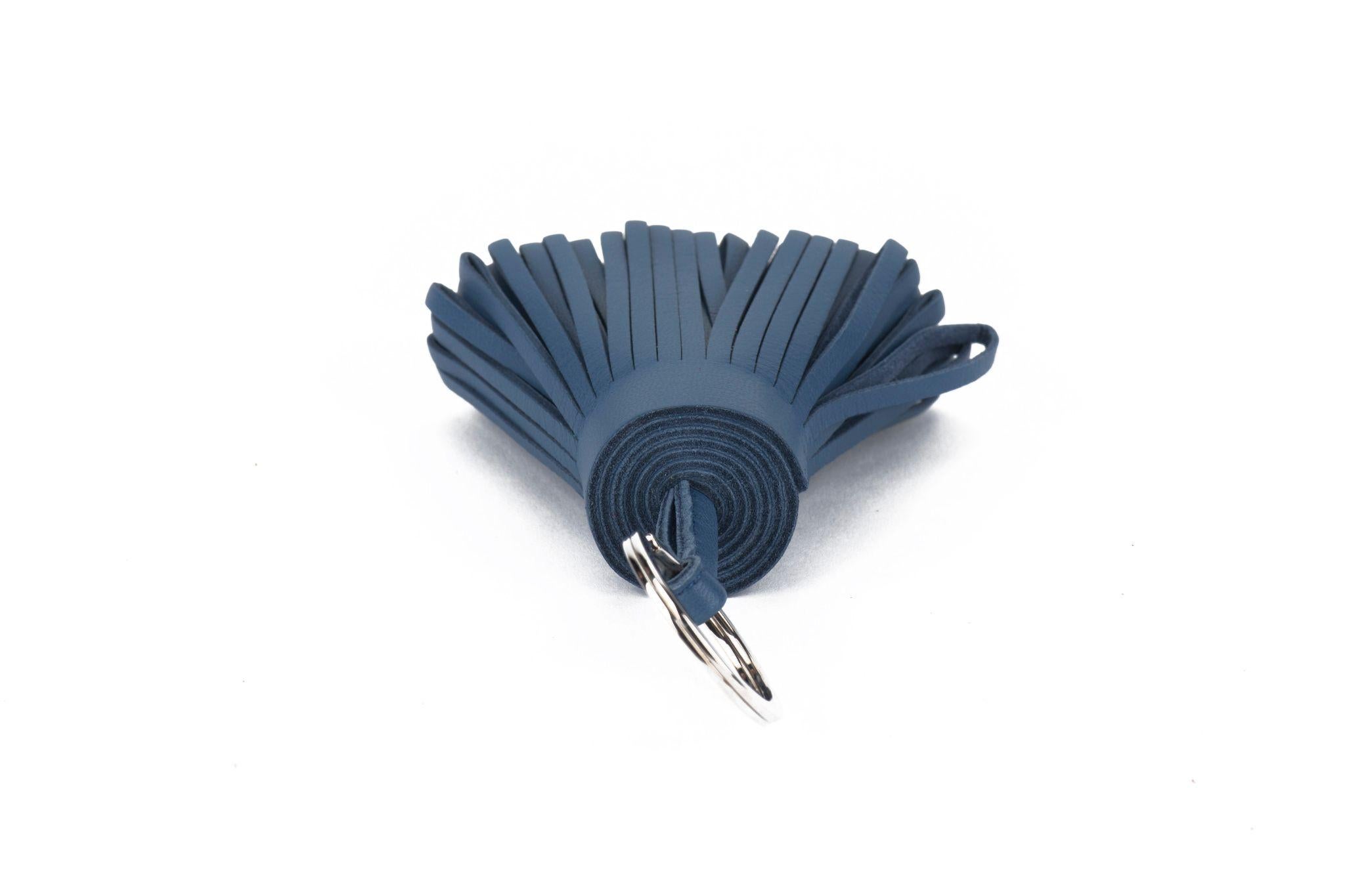 Hermès Schlüsselanhänger Carmen aus blauem Brighton-Lammfell mit Quaste. Brandneu mit Originalverpackung in unbenutztem Zustand.
