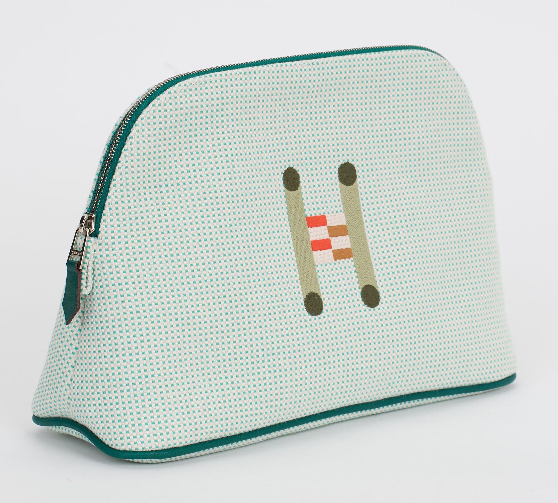 This Hermès Bolide Crazy H Case in green is made from 100% cotton with lambskin leather piping and pull tab. Lining in herringbone canvas. Inside, the bag has plenty of room for all your essentials. The case is perfect for storing your phone,
