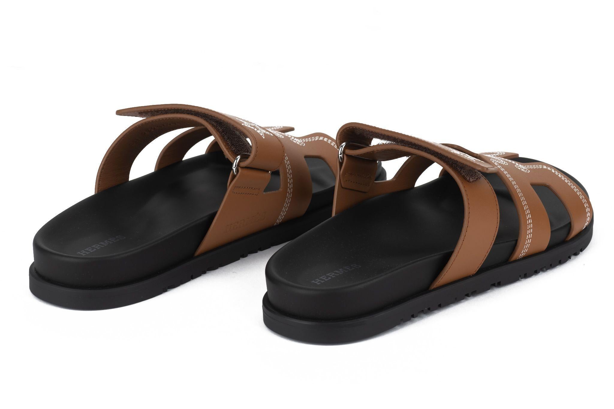 Hermès Chypre Techno-sandal in calfskin with rubber sole and adjustable strap.
Black calfskin insole and goatskin lining, gold leather upper with contrast white stitching.
European size 38. Come with 2 dust covers and original box.