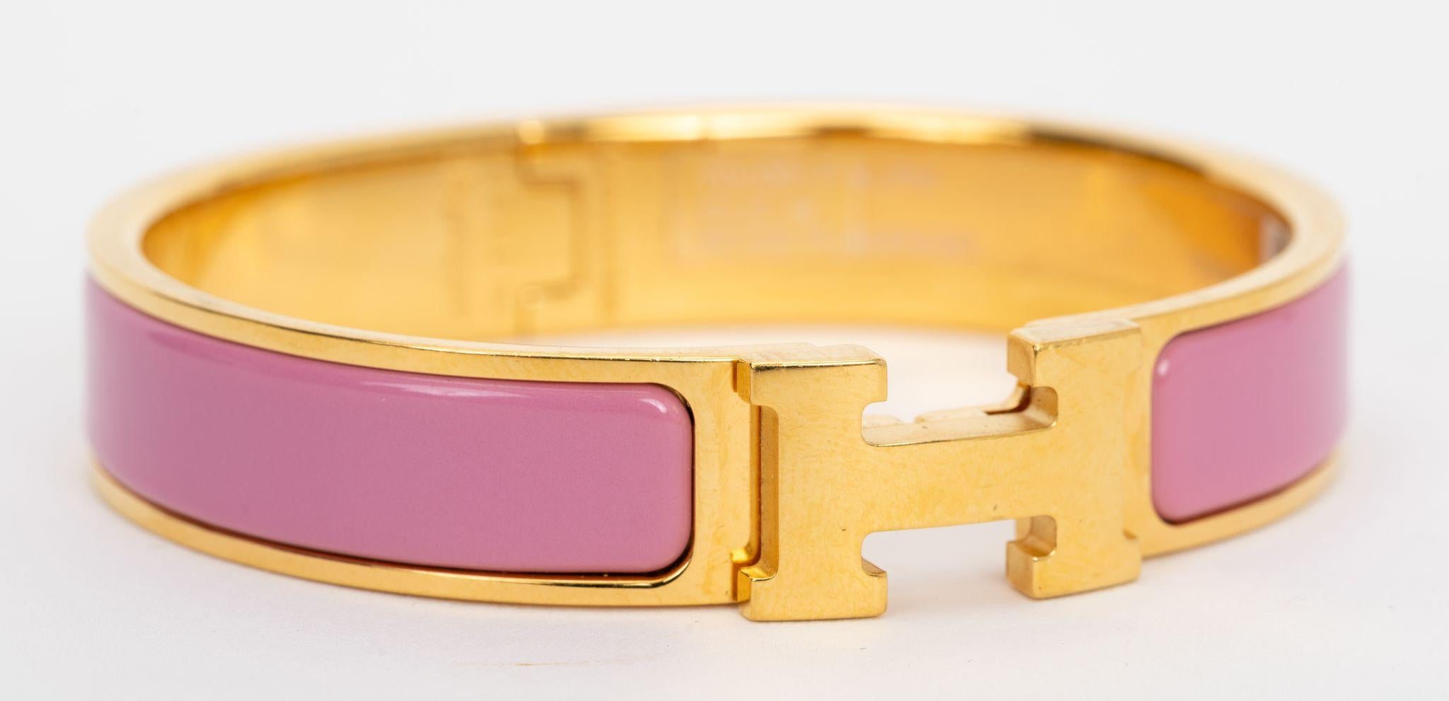 Das Hermes Clic Clac H, schmales Armband, aus rosa Flamingo-Emaille mit vergoldeten Beschlägen.
Größe PM, ungetragener Neuzustand, wird mit Samtbeutel geliefert.