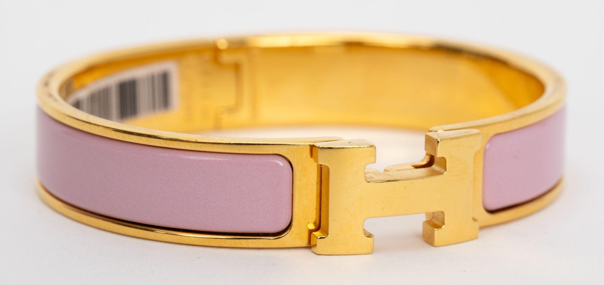 El Hermes Clic Clac H, brazalete estrecho, en esmalte nacarado rosa con herrajes chapados en oro.
Talla PM, nueva sin estrenar, viene con bolsa de terciopelo.