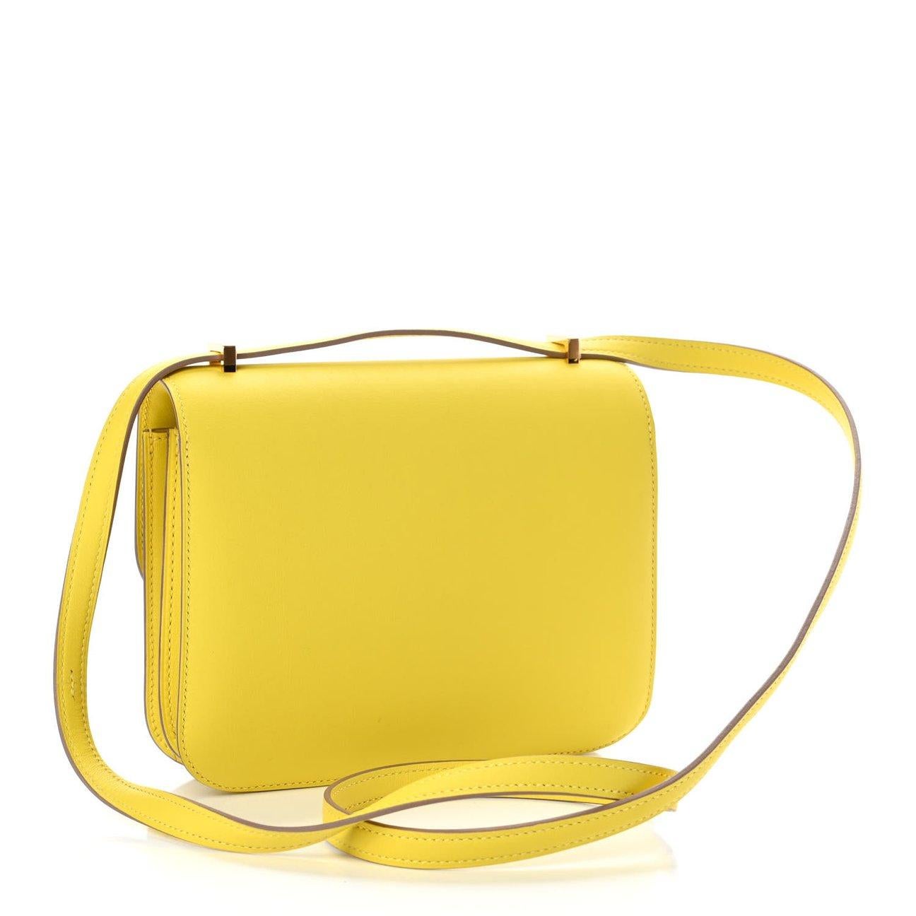 Neuer Condit
Aus der Collection'S 2019
Limette
Schnelles Leder
Goldfarbene Hardware
Maße: 7,25