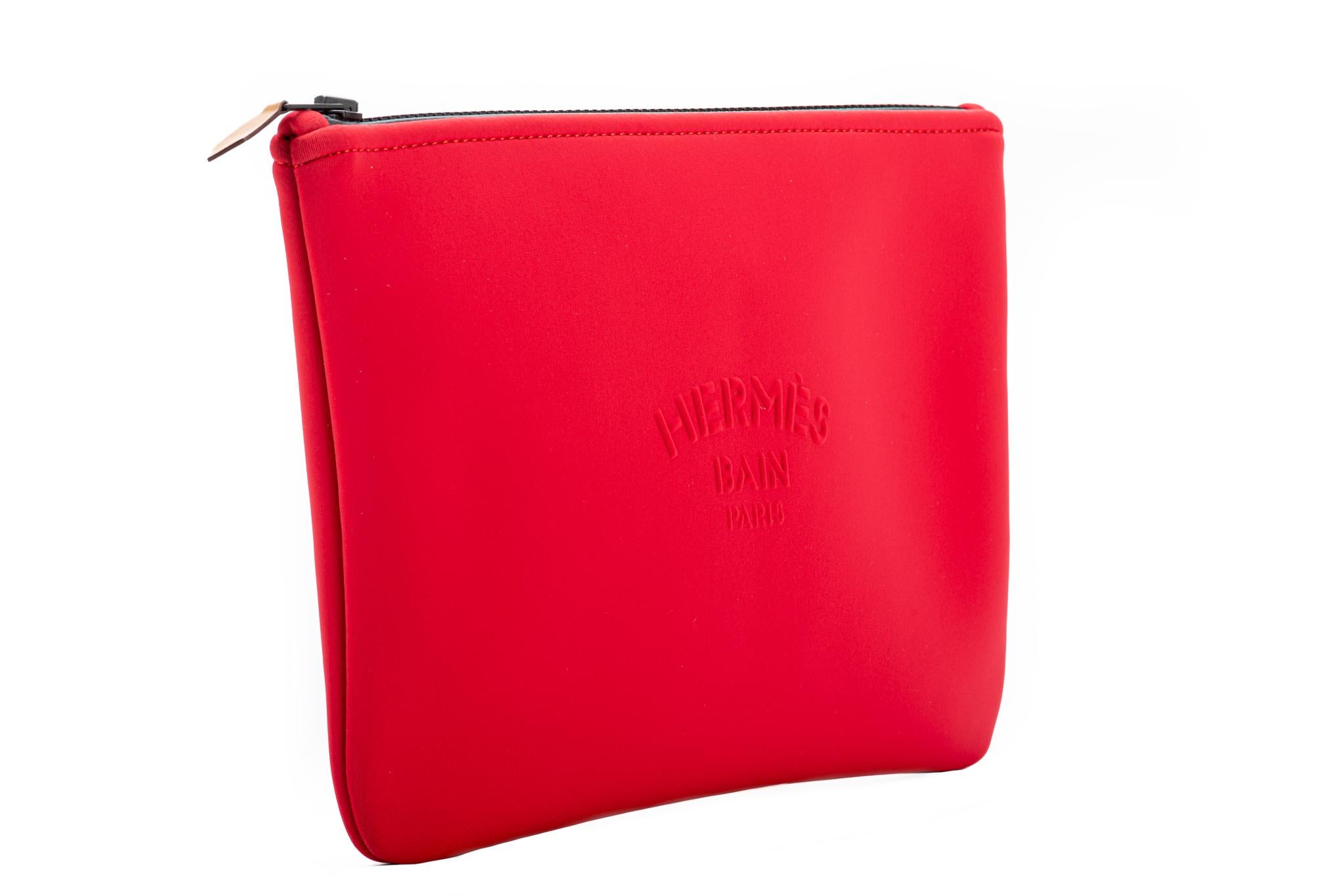 Hermès neue korallenrote Neopren Pochette/Toilette Tasche. kommt mit Hermes Einkaufstasche.