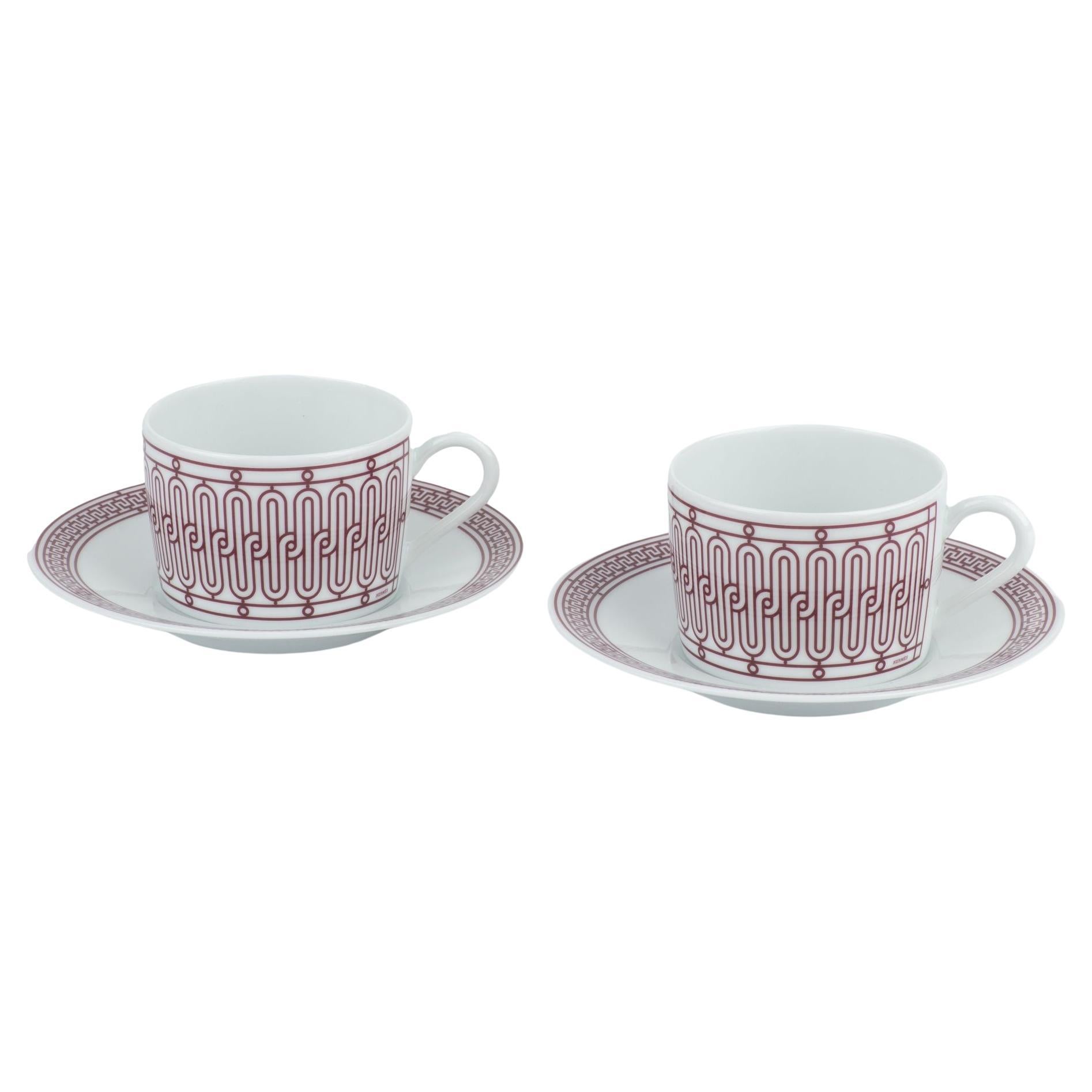 Le set de deux tasses à thé et soucoupes en porcelaine H Deco d'Hermès en rouge. L'ensemble présente un design géométrique audacieux avec un logo Hermès. Neuf .
Livré avec livret, ruban et boîte d'origine.