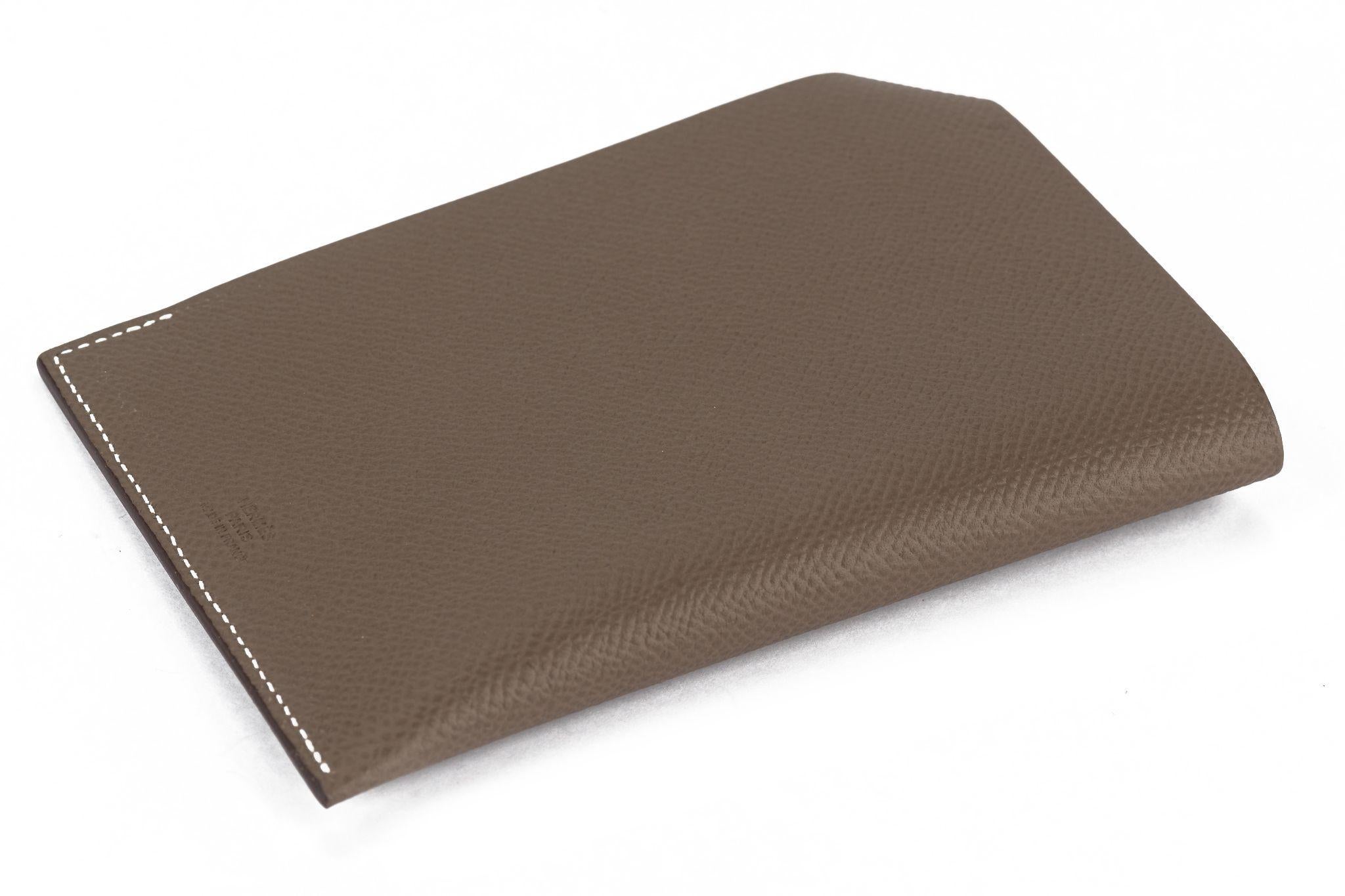 Marrone Portapassaporto Hermès New Etoupe Epsom in vendita