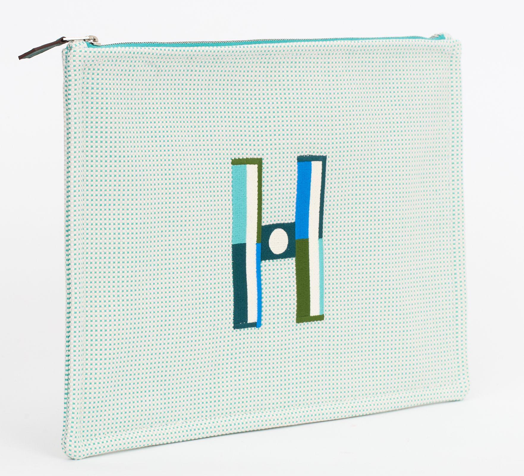 Diese flache Hermès-Tasche aus dreifarbigem H-Canvas mit 