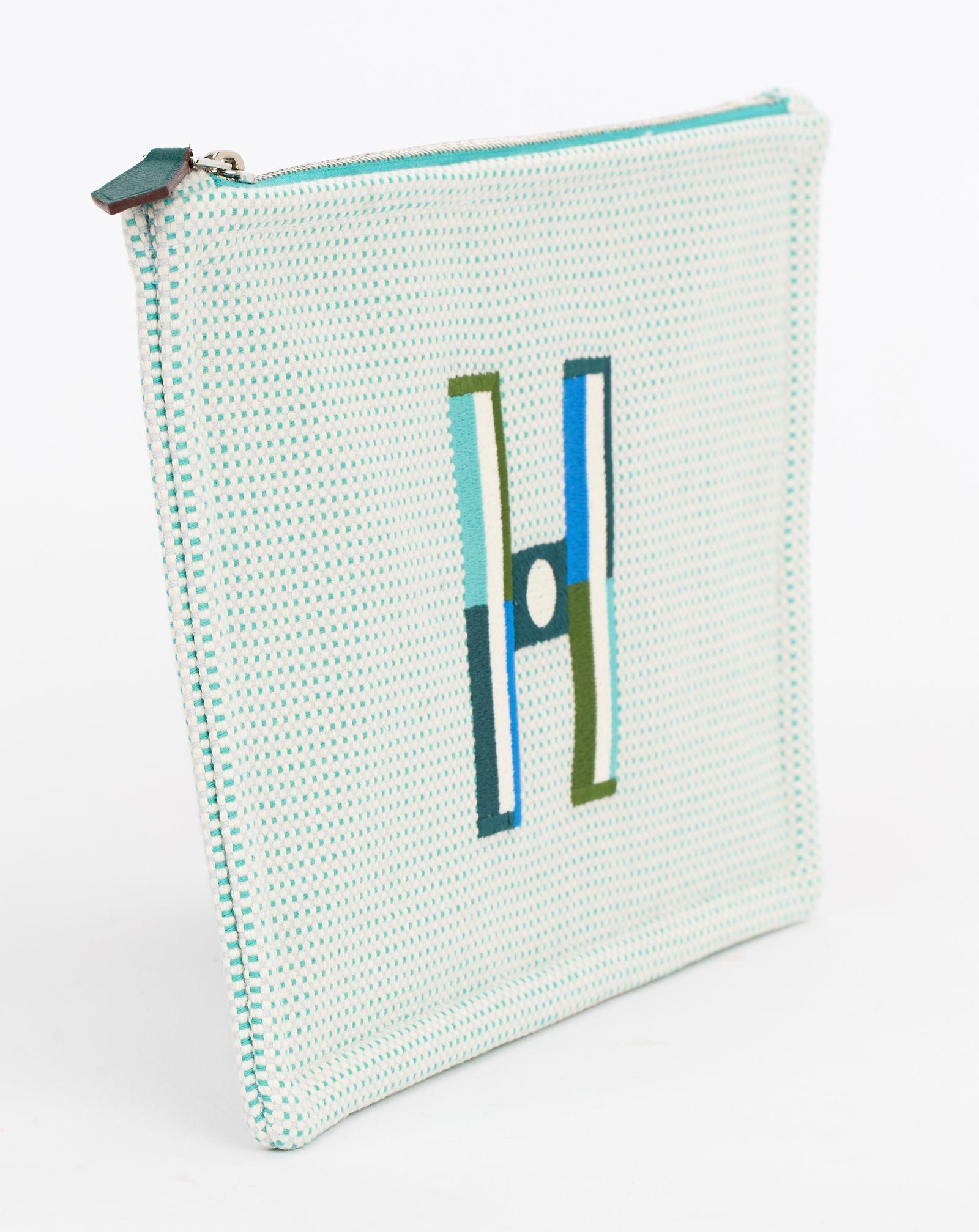 Diese flache Hermès-Tasche aus dreifarbigem H-Canvas mit 