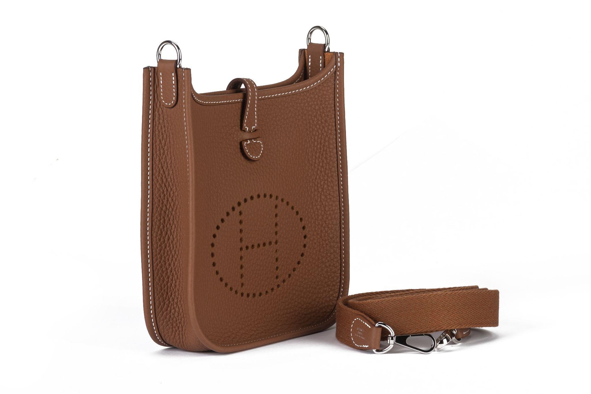 Questa borsa Hermès Mini Evelyne in pelle marrone cammello è caratterizzata da un dettaglio del logo traforato, un
tracolla regolabile, chiusura a scatto, scomparto principale. Viene fornito con libretto, copertina originale e scatola. Lettera W per