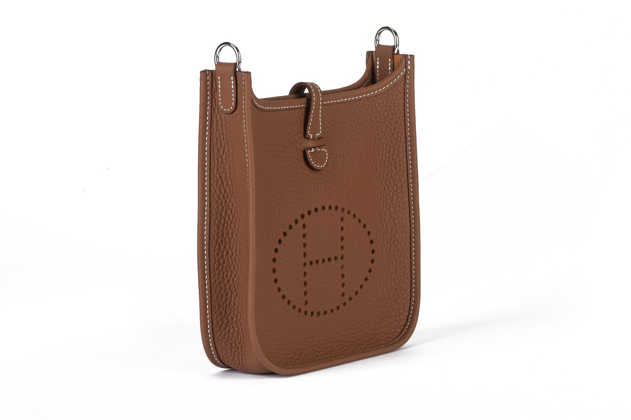 Marrone Hermès New Gold Mini Evelyne Bag in vendita