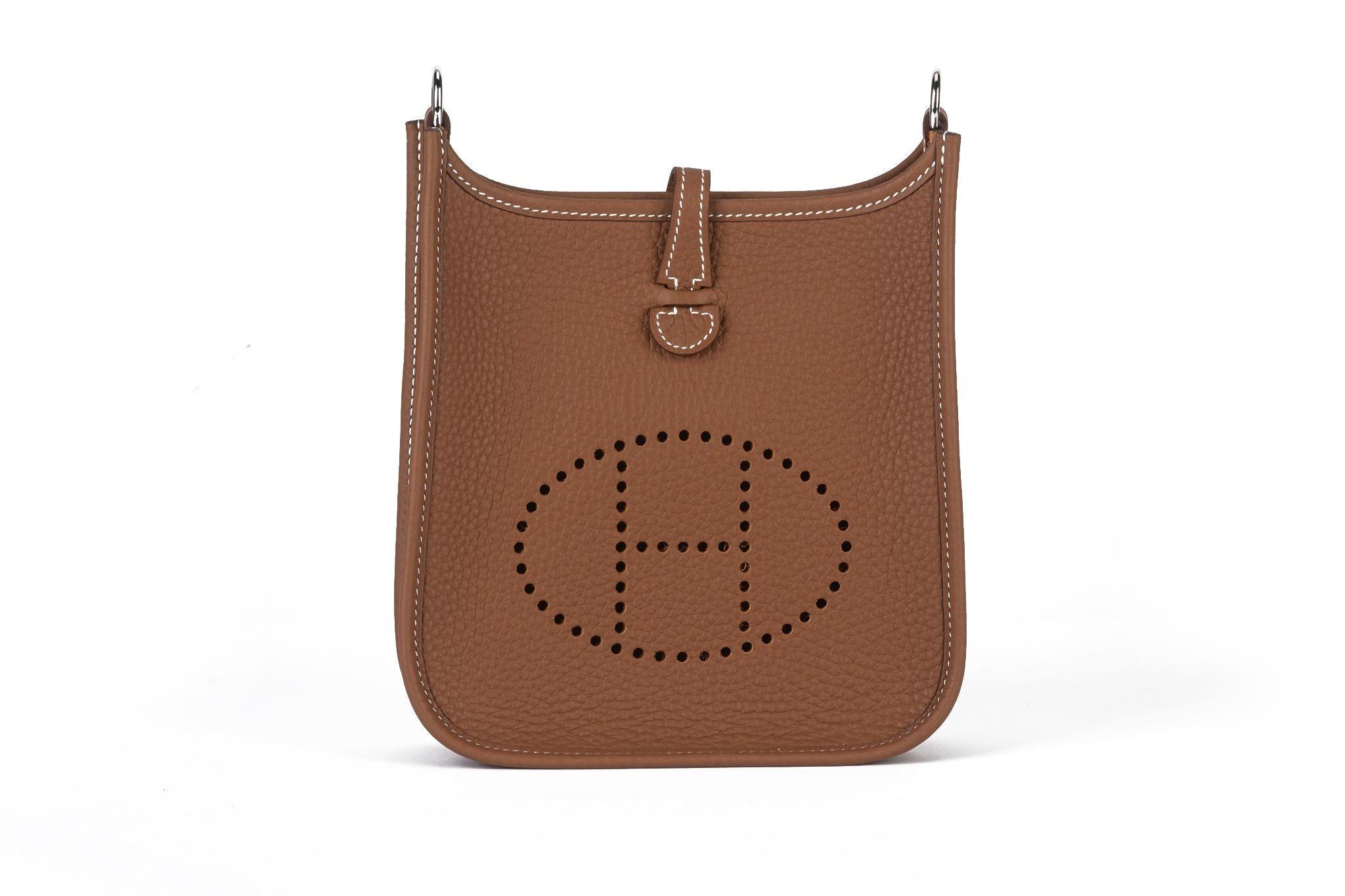 Hermès New Gold Mini Evelyne Bag In condizioni Nuovo in vendita a West Hollywood, CA