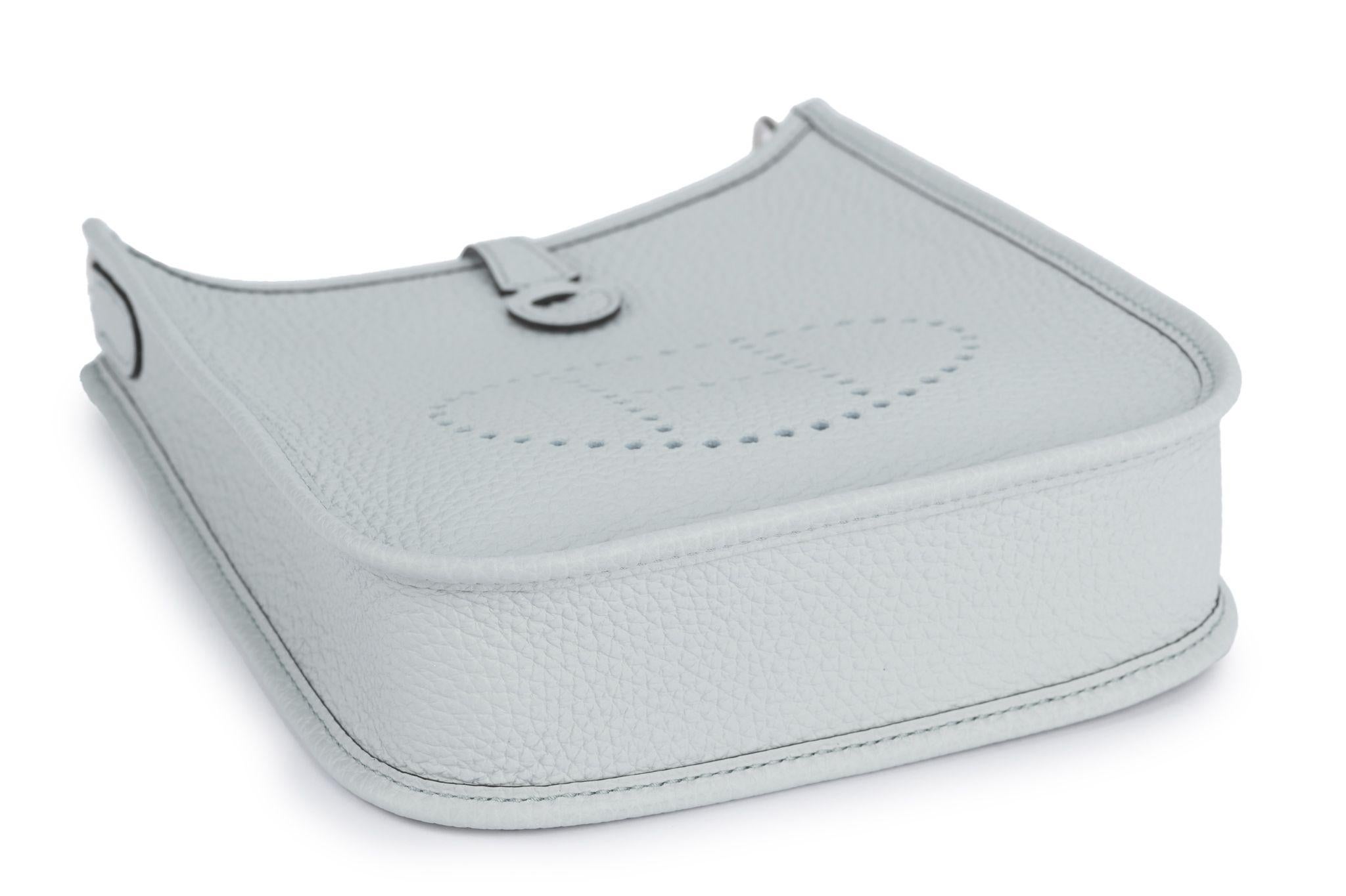 Hermes New Grey Mini Evelyne Handbag en vente 3