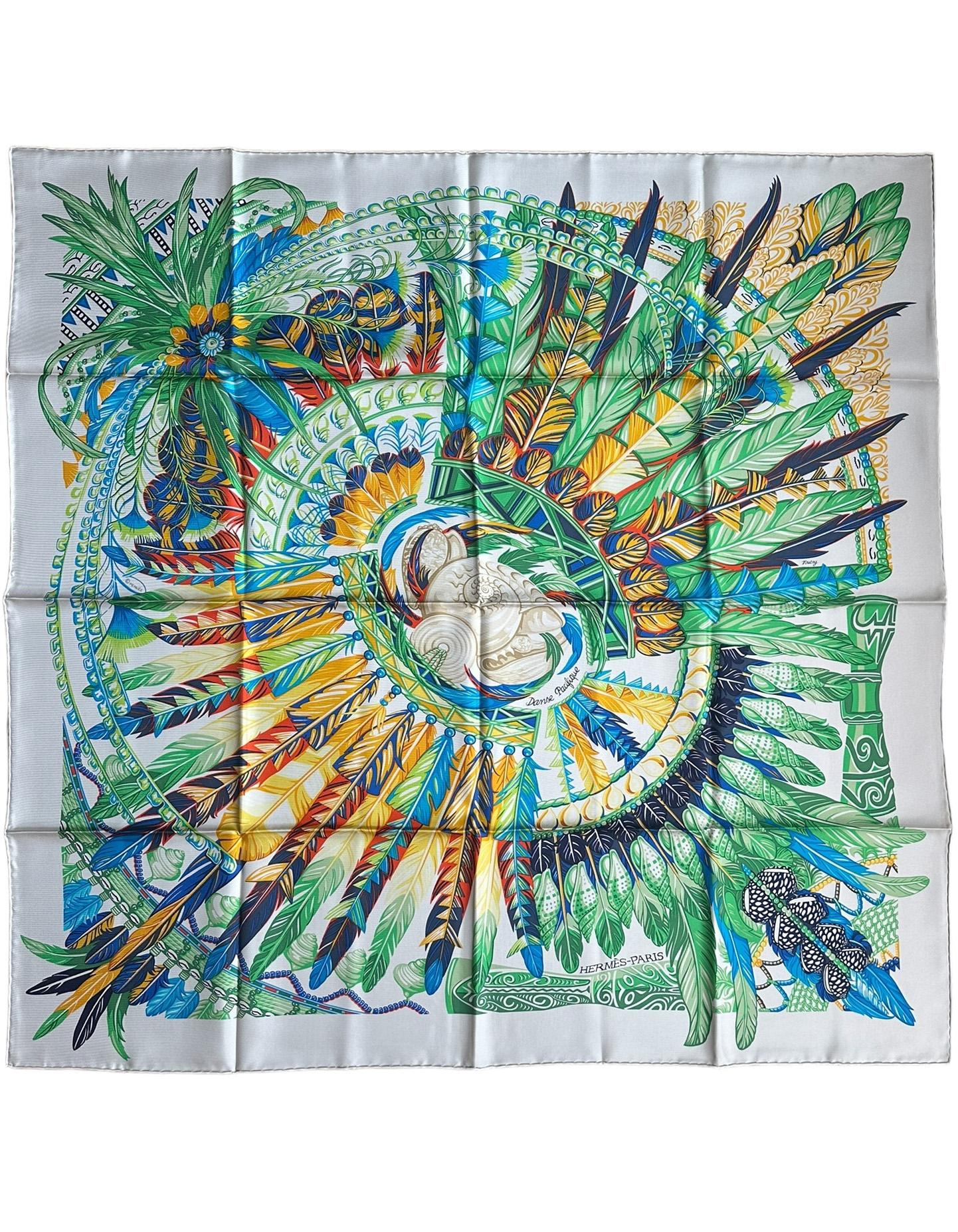 Hermes NUEVO Gris Argent, Vert, Jaune Danse Pacifique Pañuelo de seda de 90 cm diseñado por Laurence Bourthoumieux

Fabricado en: Francia
Color: Gris Argent, Vert, Jaune
Materiales: 100% Seda
Estado general: Excelente, como nuevo
Incluye: Etiqueta
