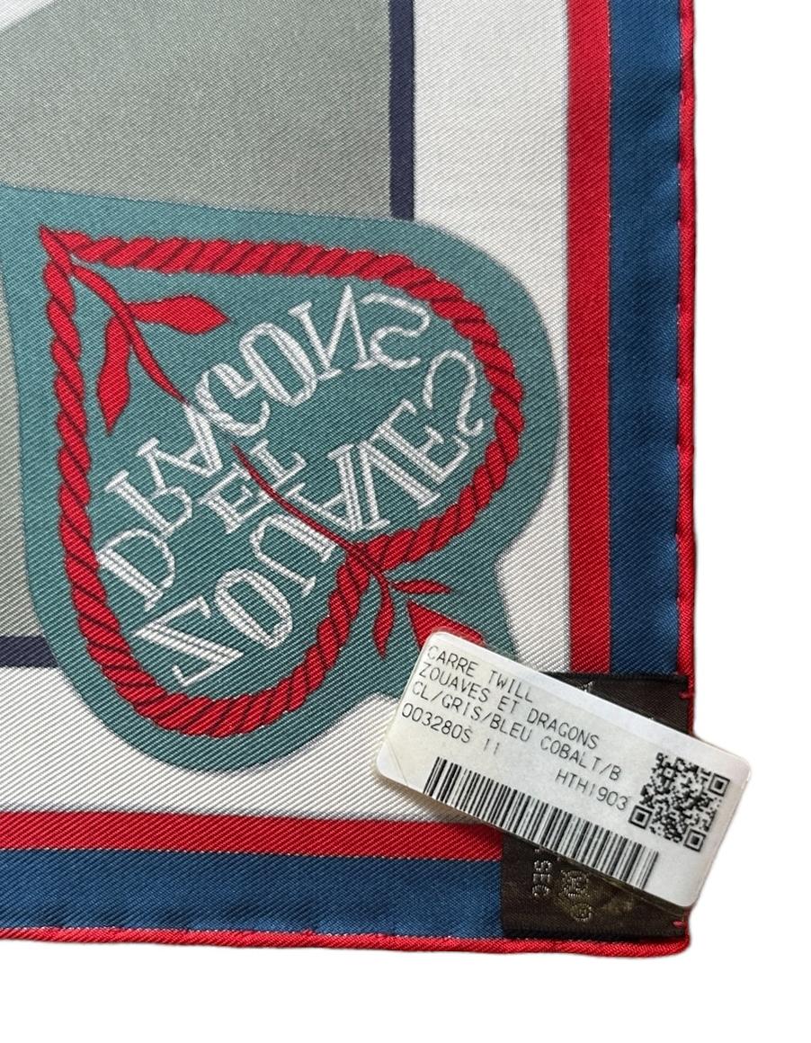 Hermes NUOVO Gris/Bleu Cobalt Zouaves Et Dragons 90cm Sciarpa di Seta in vendita 2