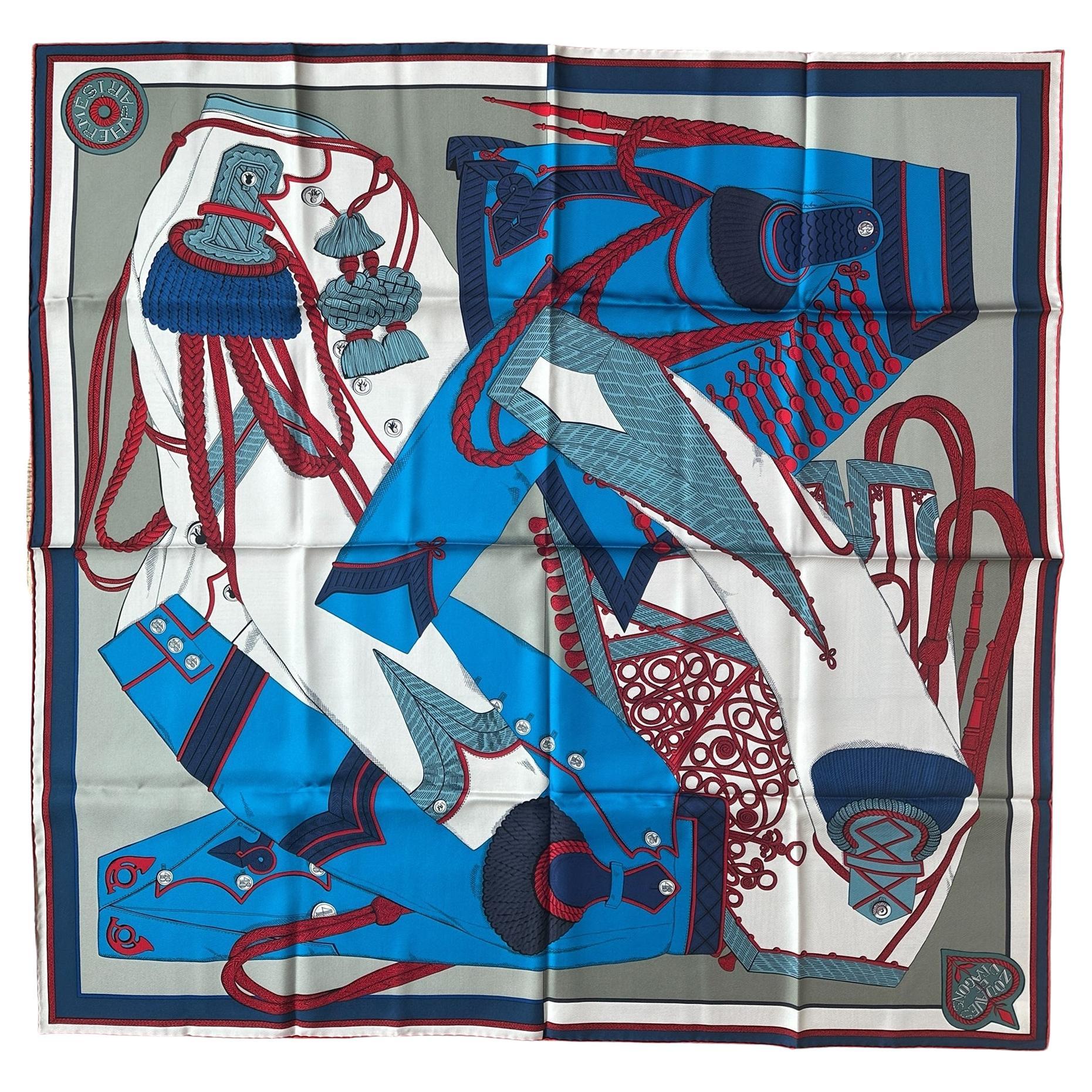 Hermes NUOVO Gris/Bleu Cobalt Zouaves Et Dragons 90cm Sciarpa di Seta in vendita