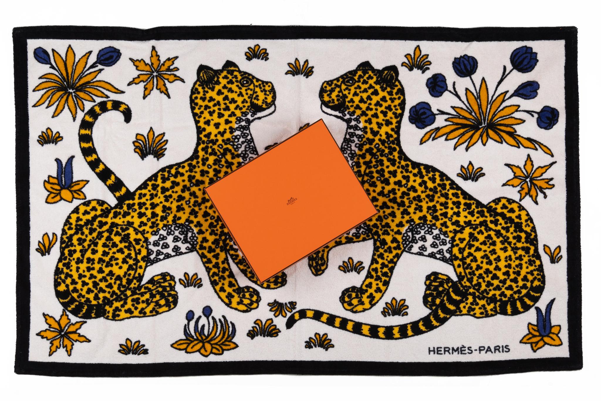 Hermès guepards Beach Towel in white and black. The pattern shows two yellow leopards facing each other. The item is in new and comes with the box.