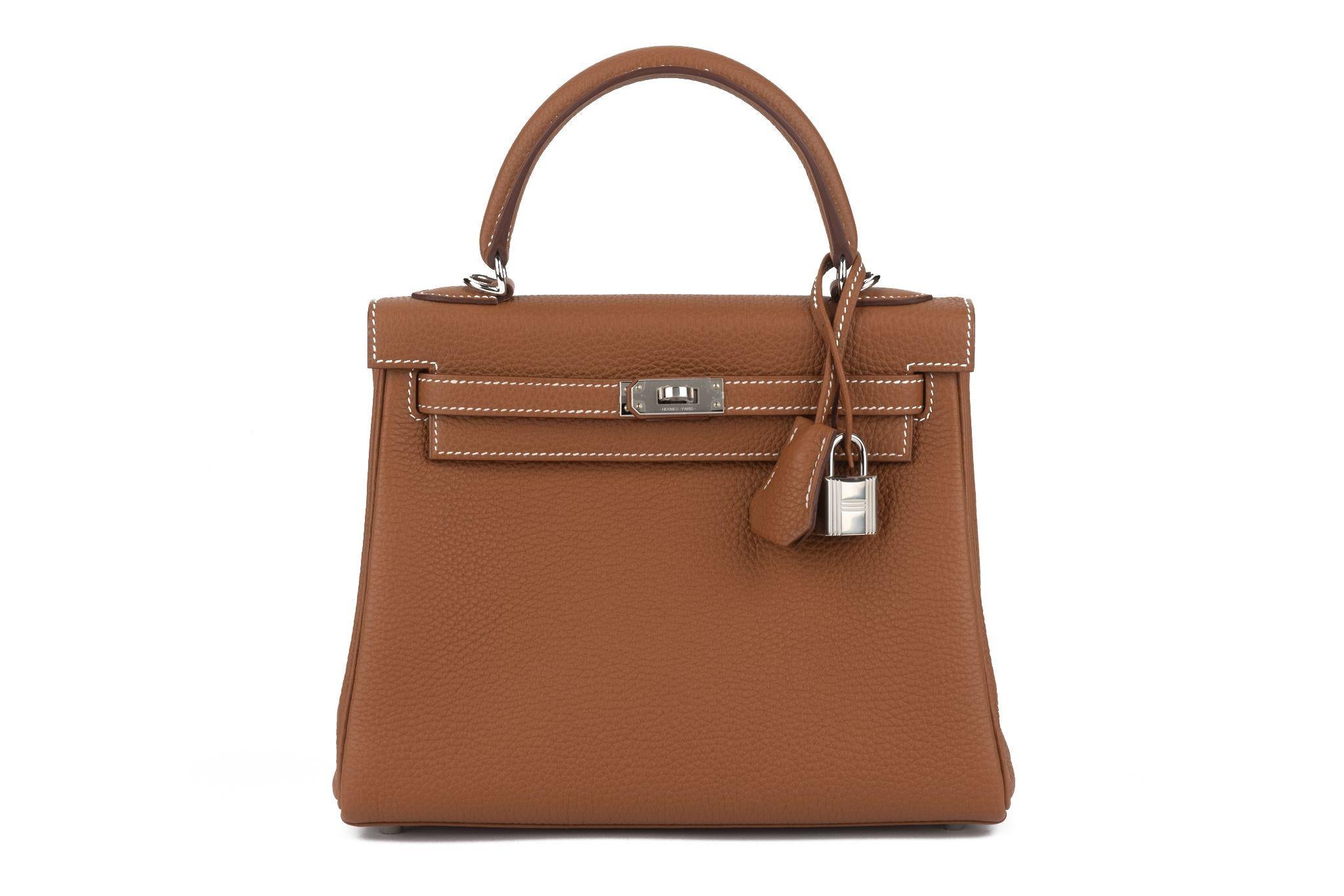New in box Hermes seltene Kelly 25 cm retournè Gold togo Leder und Palladium Hardware. Datumsstempel W für 2024. Abnehmbarer Gurt. Griffhöhe 3