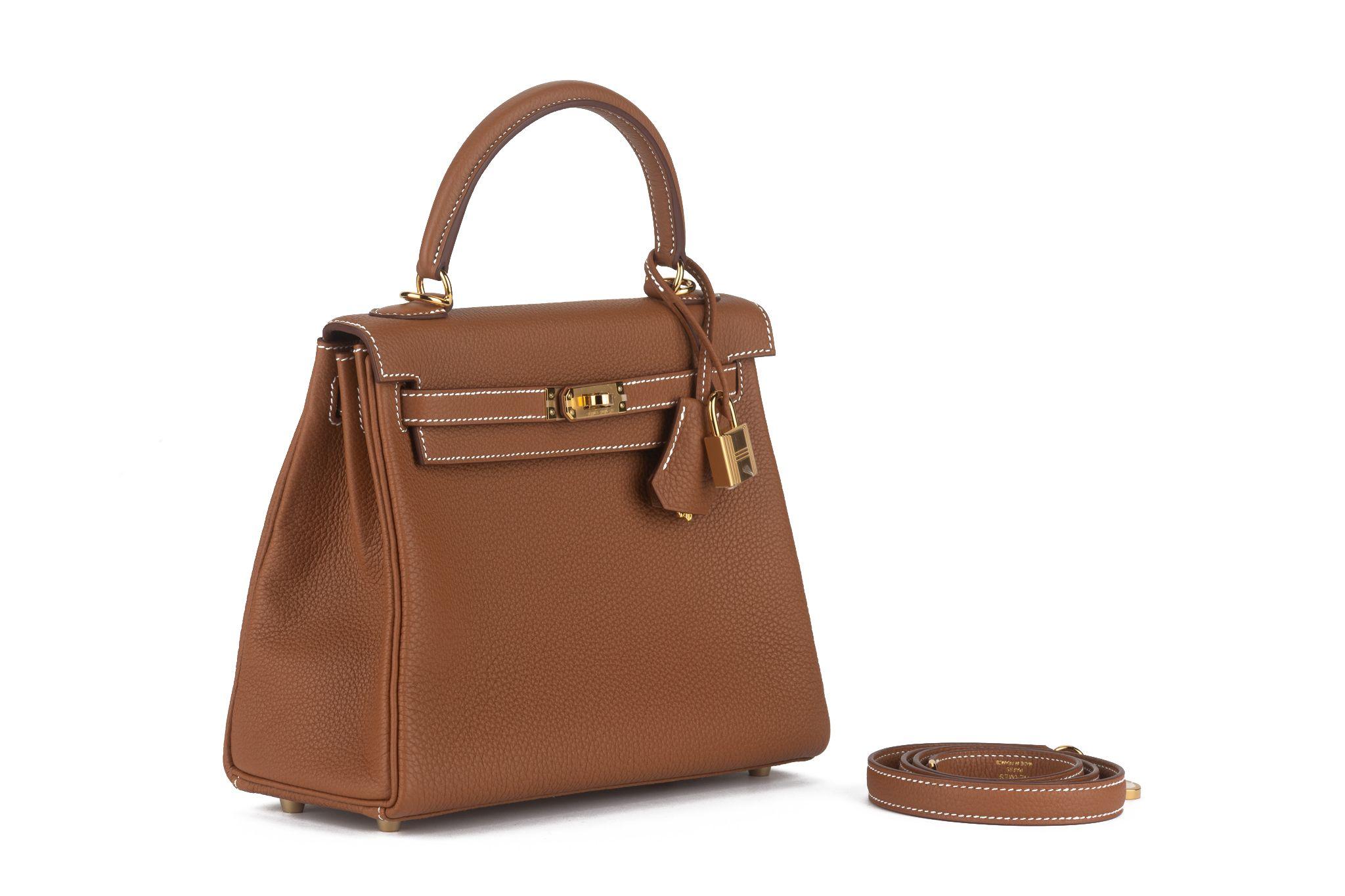 Hermès neue Kelly 25 Retournè aus goldenem Togo-Leder mit weißen Nähten und goldfarbener Hardware.  Kommt mit Clochette, Tirette, Schloss und zwei Schlüsseln. Passender abnehmbarer Schultergurt. 
Erster Buchstabe W. Kommt mit Booklet,