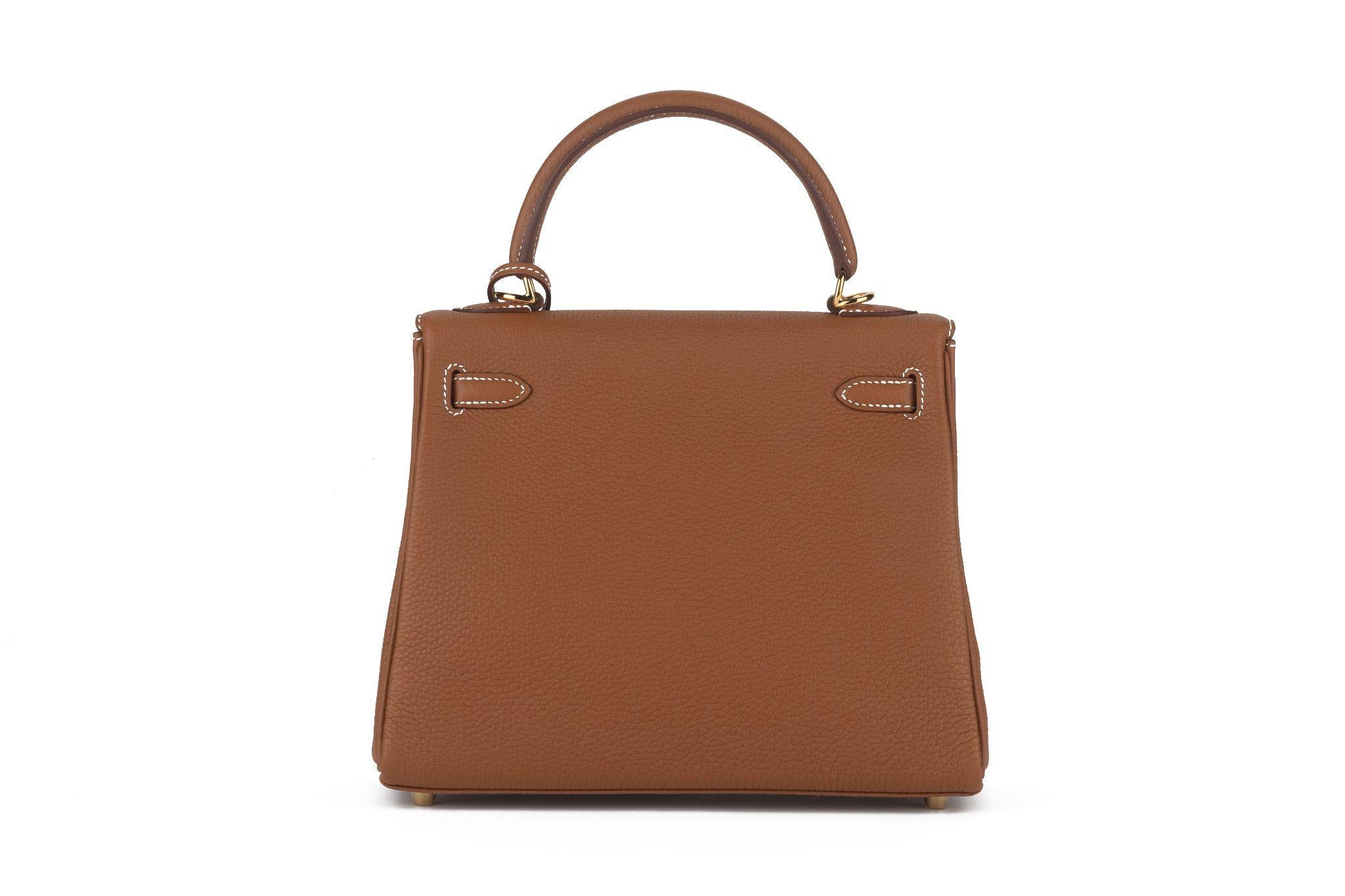 Hermès  Neu Kelly 25 Retournè Gold Togo im Zustand „Neu“ im Angebot in West Hollywood, CA