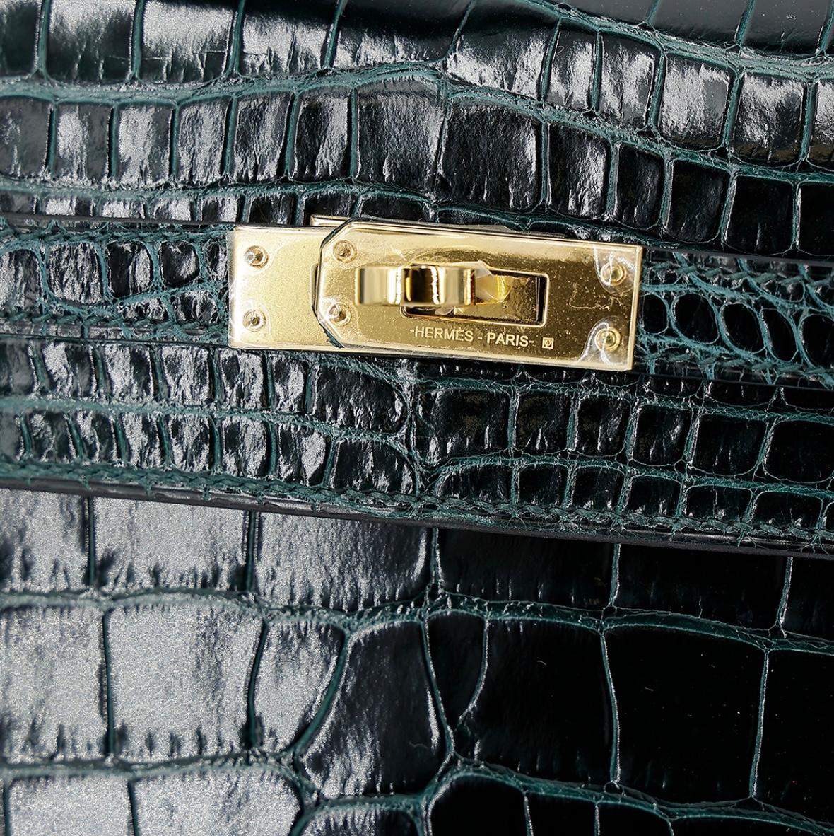 New Condition
From 2021 Collection
Vert Cypress
Alligator
Gold Tone Hardware
Leather Lining 
Measures 9.75
