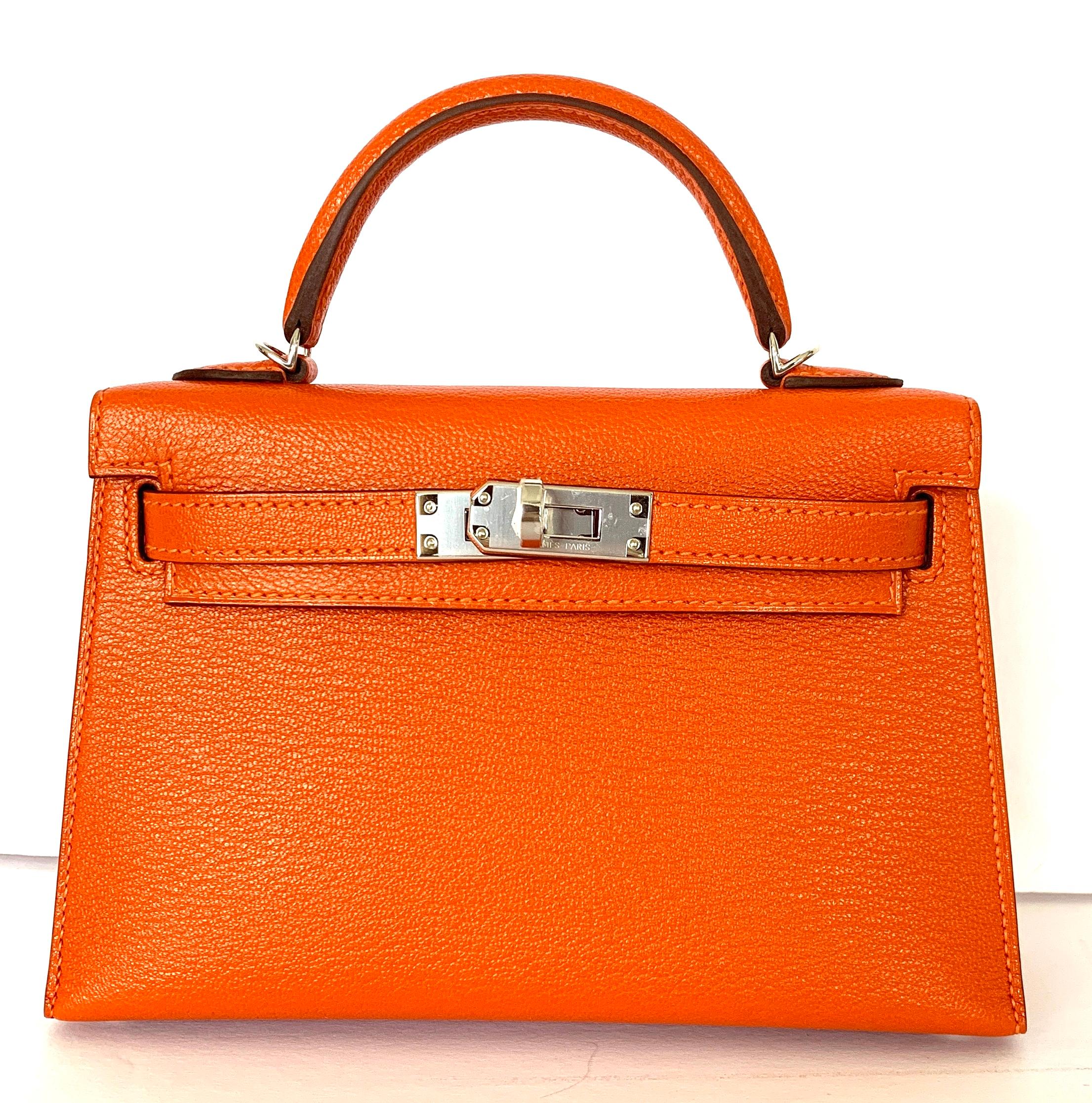 Hermes Kelly 20cm
Orange Feu

Contrasting Rose Eglantine inside
Hermes Kelly Sellier Style, Rigid

7.3