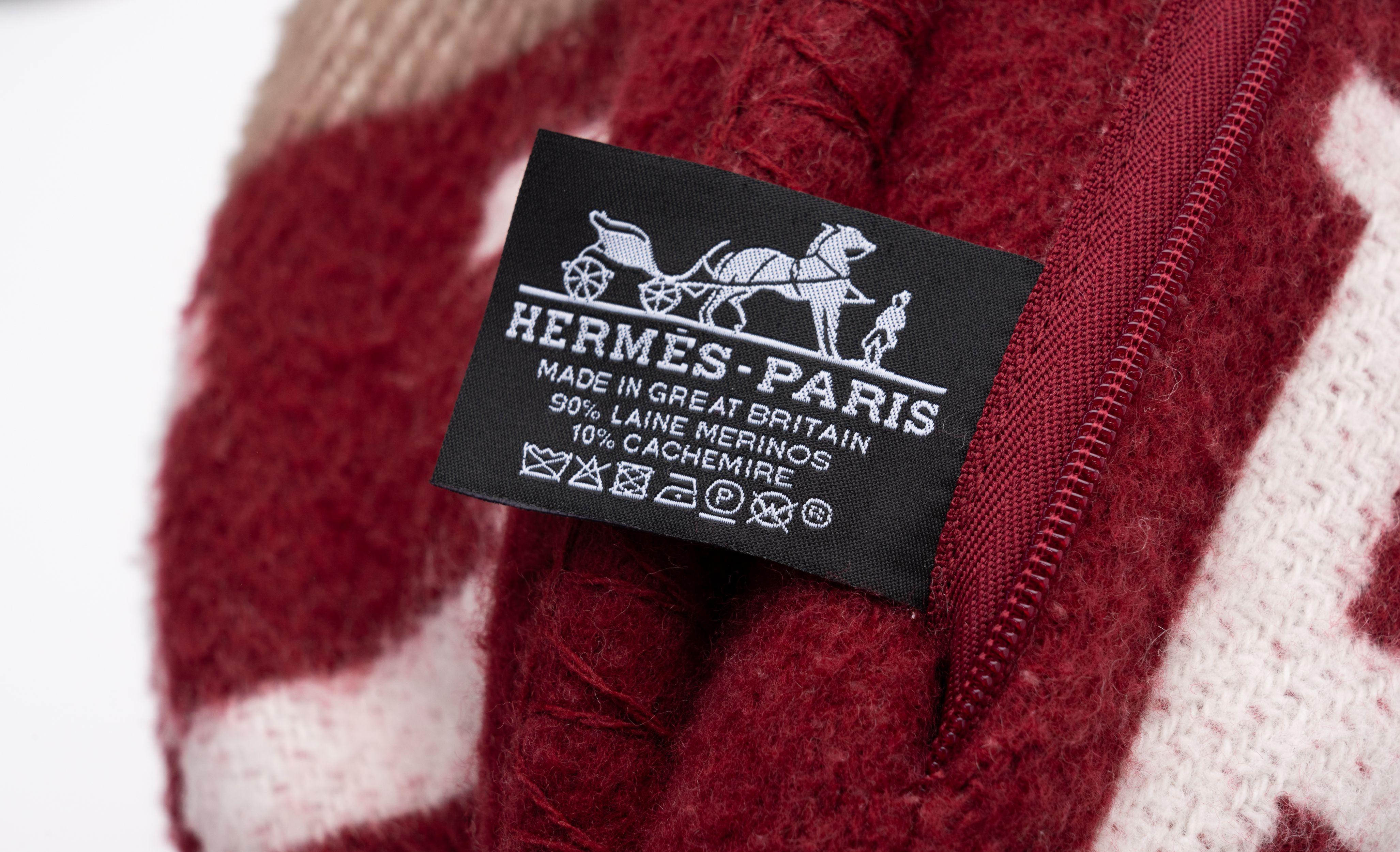 Hermès New Large Avalon Burgundy Kissen für Damen oder Herren im Angebot