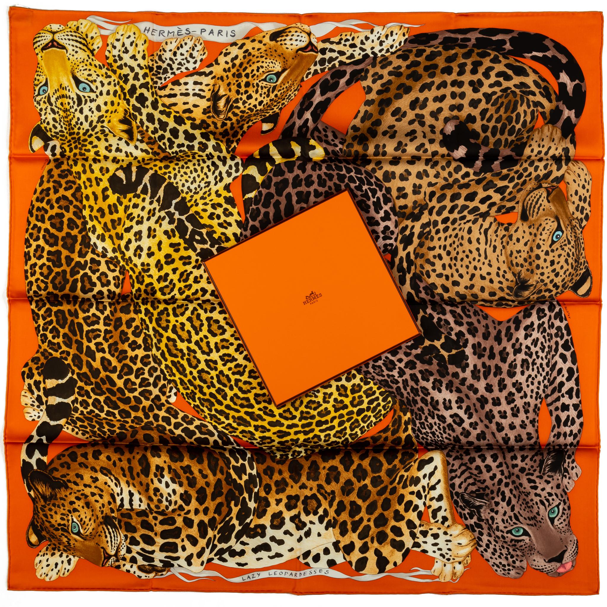 Hermès new Lazy Leopardess foulard en soie . Couleur orange. Bords roulés à la main. Livré avec sa boîte d'origine.