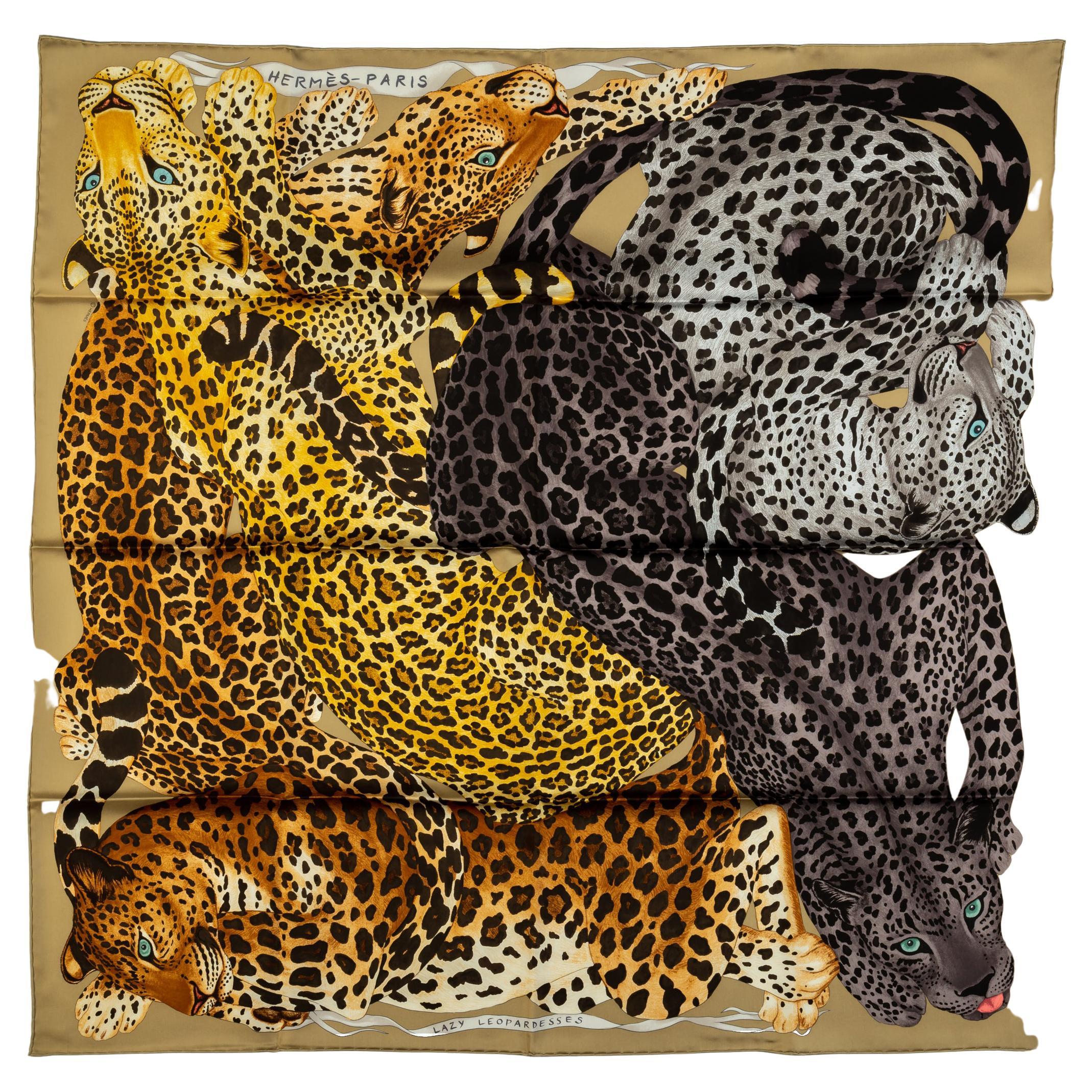 Hermès nuevo pañuelo de seda Lazy Leopardess . Color dorado. Bordes enrollados a mano. Viene con caja original.
