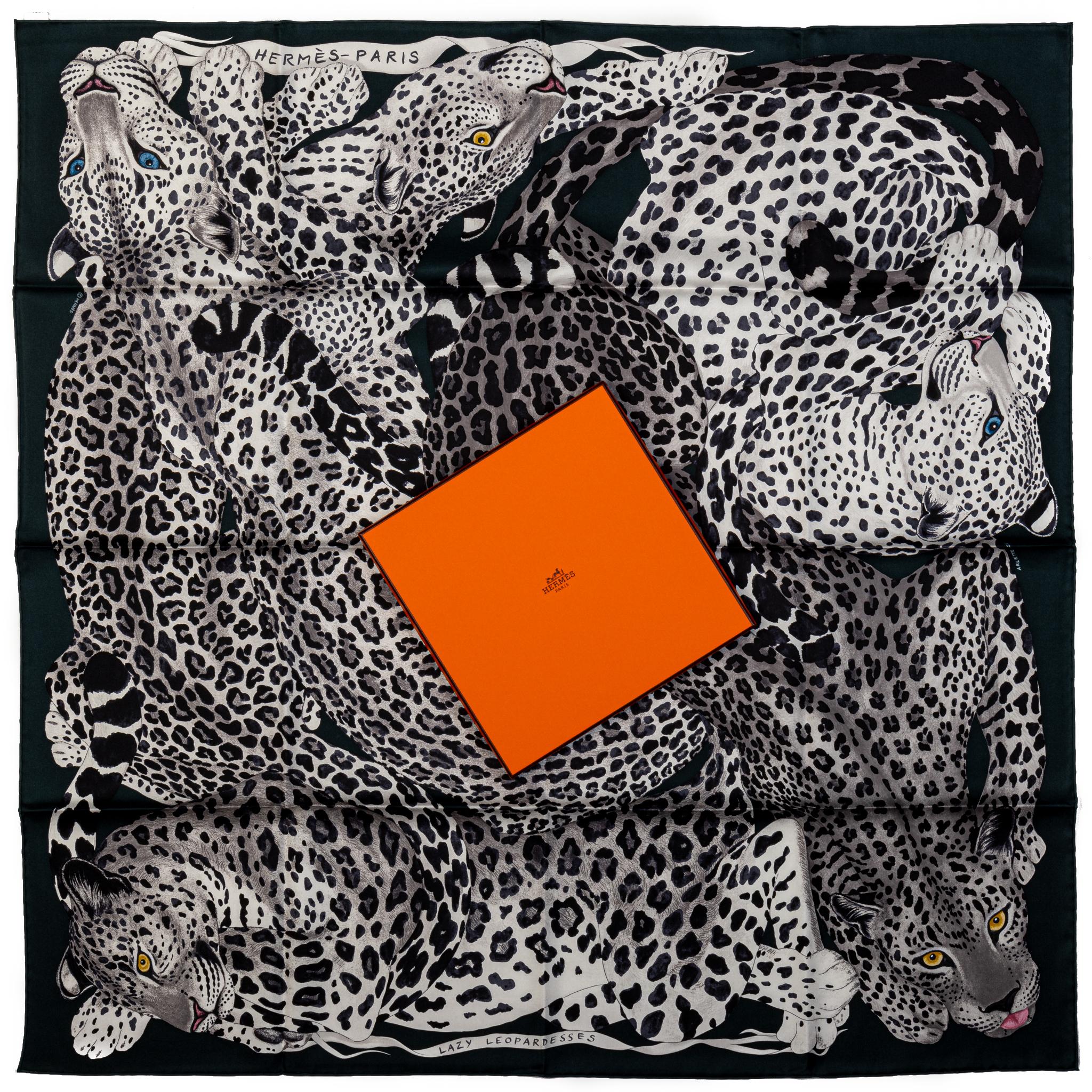 Sciarpa di seta bianca e nera Lazy Leopardess di Hermès. Bordi arrotolati a mano. Viene fornito con la scatola originale.