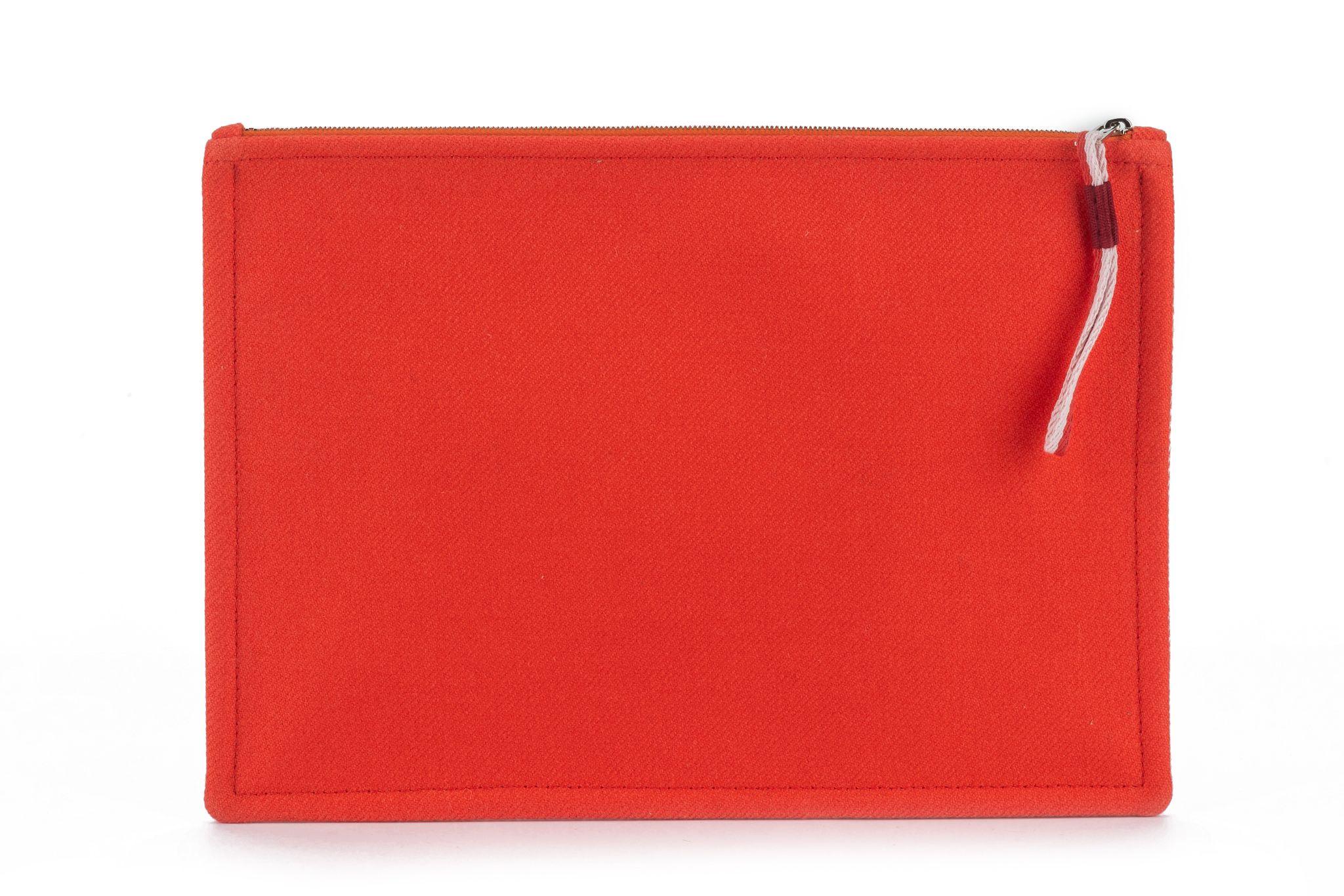 Este Maletín Hermès Les Cabanes de sarga de lana bicolor presenta forro de lona en espiga,  
bordado a máquina (96% poliéster y 4% cerámica), cierre de cremallera con tirador en tira bicolor. Diseñado por Nigel Peake. A estrenar.