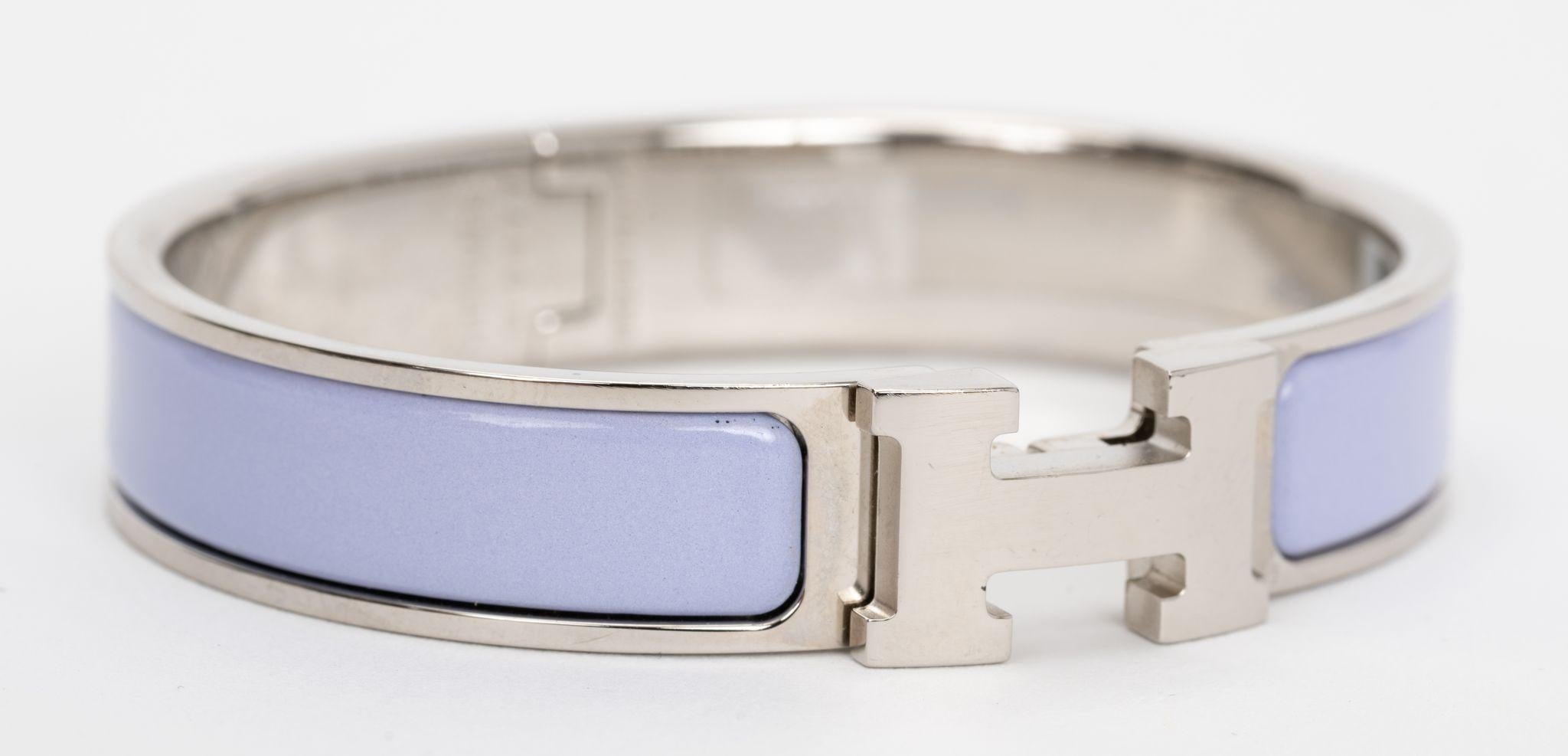 Hermès Clic Clac H, bracelet étroit, en émail lilas avec attaches plaquées palladium.
Taille PM, neuf, non porté, livré avec une pochette en velours.