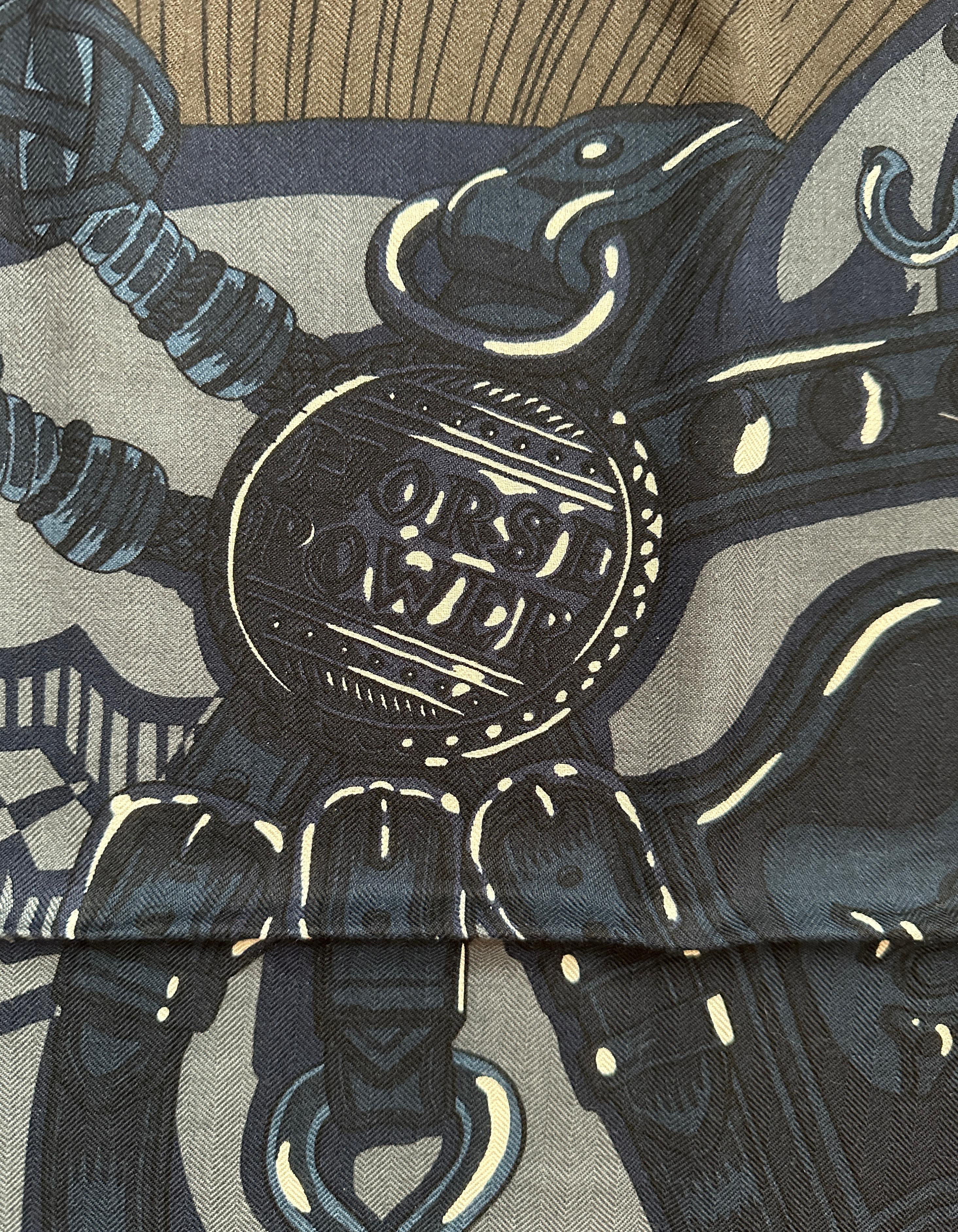 Hermes NEW Marine/Gris/Taupe Cheval Punk 100cm Silk/ Cashmere Scarf designed by Daiske Nomura

Fabriqué en : France
Couleur : Ciel, aqua, blue moyen
Matériaux : 100% soie
État général : Nouveau avec l'étiquette attachée. Petite traction due à un