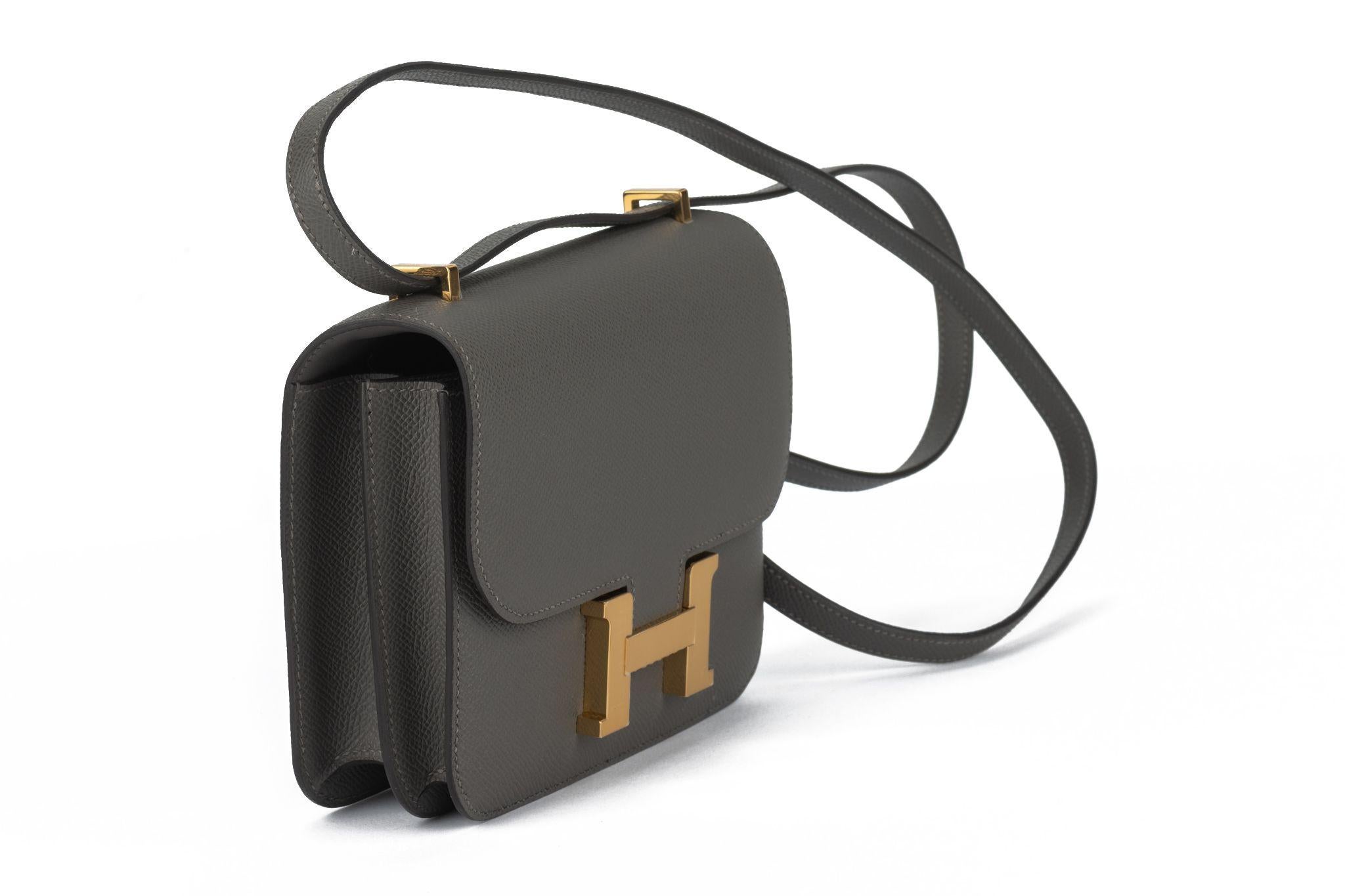 Hermes mini constance cross body 18cm in gris meyer epsom leather and gold tone hardware. Date stamp B for 2023. Shoulder strap drop 20