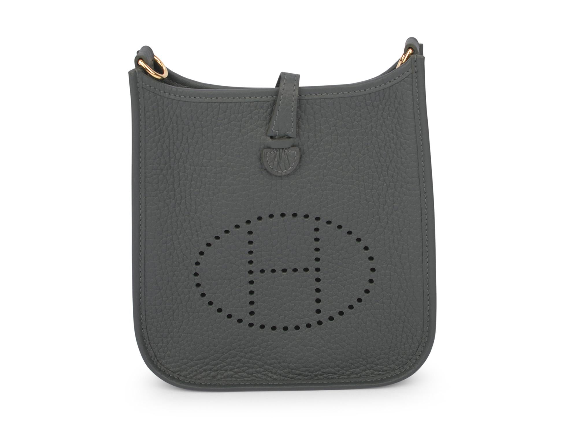 Hermes mangrovengrüne Mini-Evelyne TPM aus Clemence-Leder mit Canvas-Riemen. Das kleinste Modell von Evelyne hat tonale Nähte, ein großes perforiertes H-Symbol in einem Kreis auf der Vorderseite, einen Verschluss mit Zuglasche und einen abnehmbaren