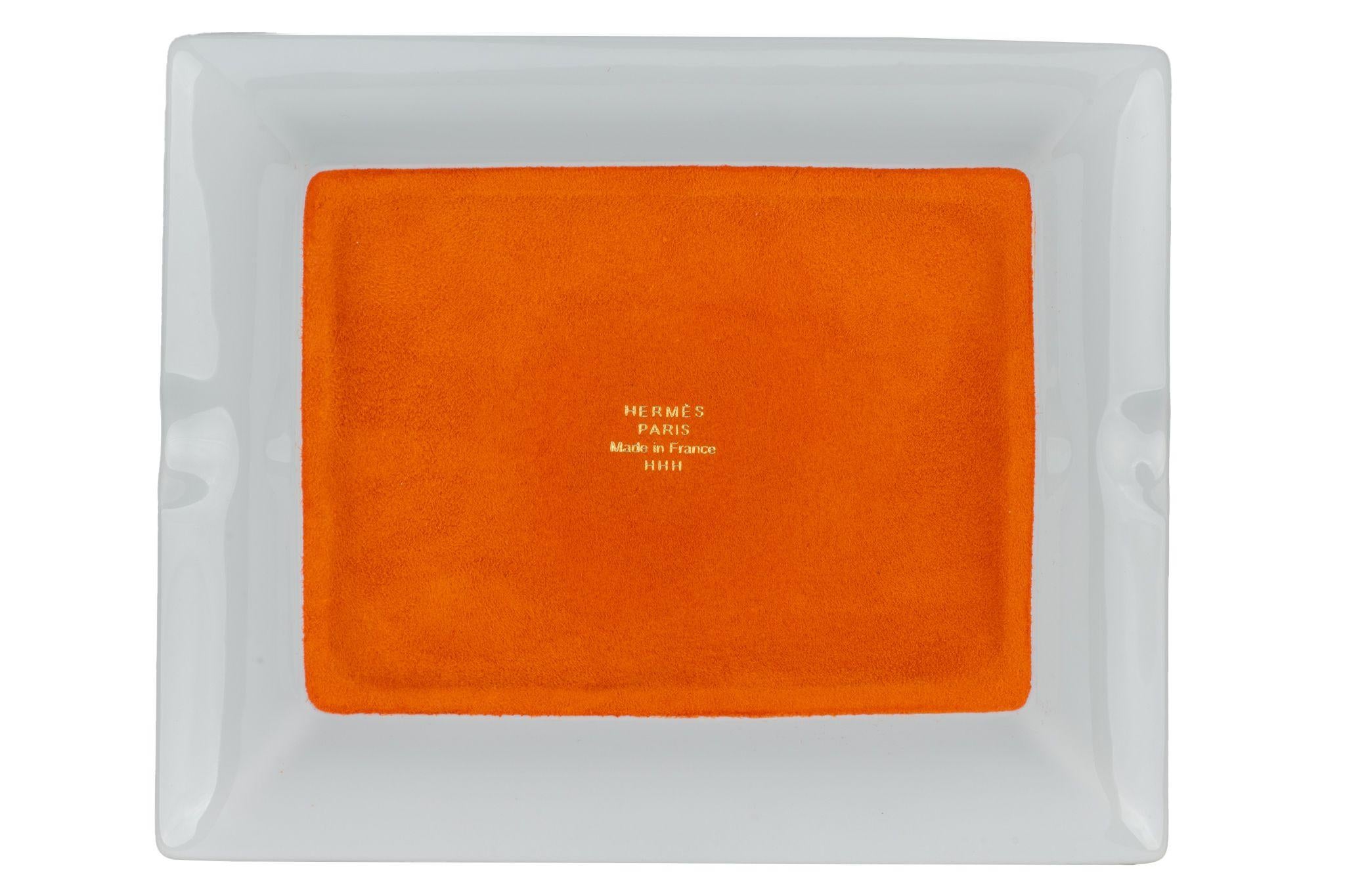 Der Hermès Mountain Zebra Aschenbecher zeichnet sich durch eine wunderschöne, von Hand aufgetragene Drucktechnik mit einer Goldverzierung und einem Samtboden aus Ziegenleder aus. Entworfen von Alice Shirley . Brandneu. HHH-Stempel auf der