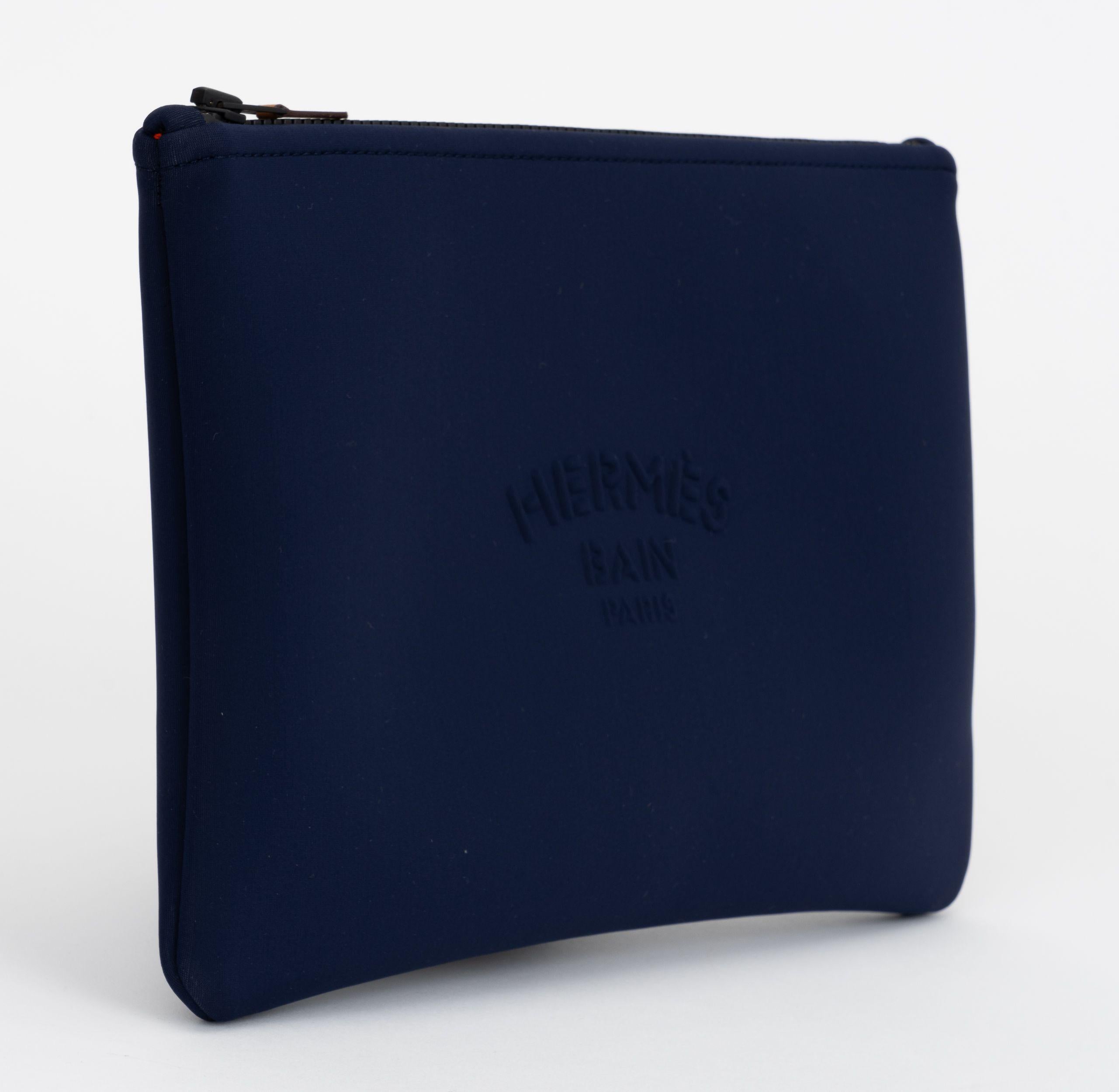Hermès nuova pochette/toilette in neoprene fucsia. viene fornita con la borsa shopping hermes.