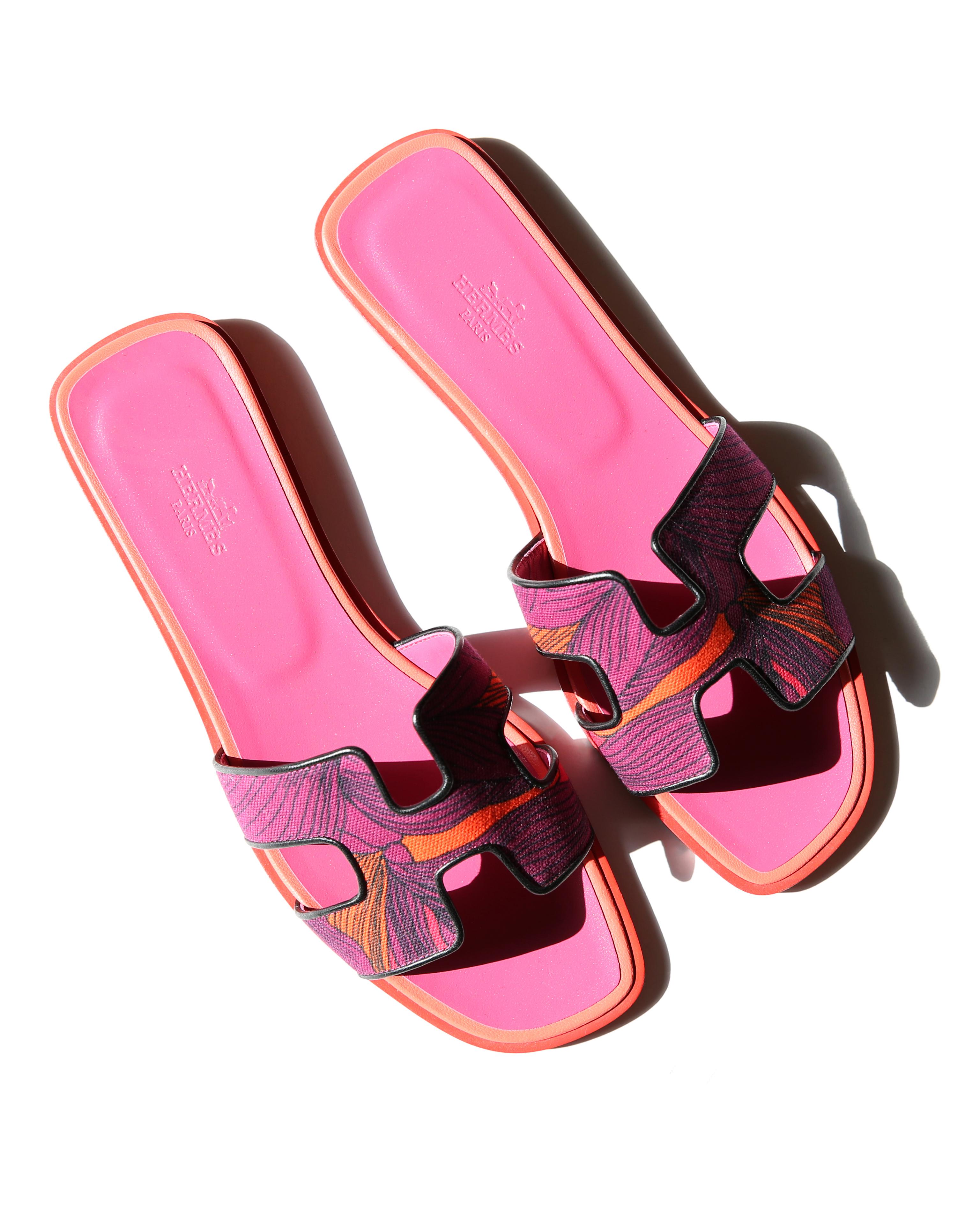 Hermes limited edition sandals in 'Iris' cotton printed canvas, leather sole and fuchsia lining
Purple orange and black canvas print with black leather piping

FREE SHIPPING WORLDWIDE!!!

Size:
EU 39
US 9
UK 6

Brand new without box and showing some
